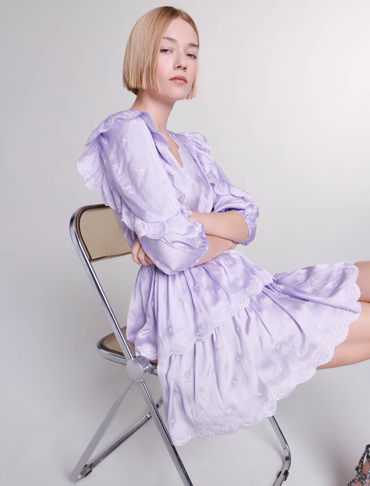 Robe courte satinée brodée