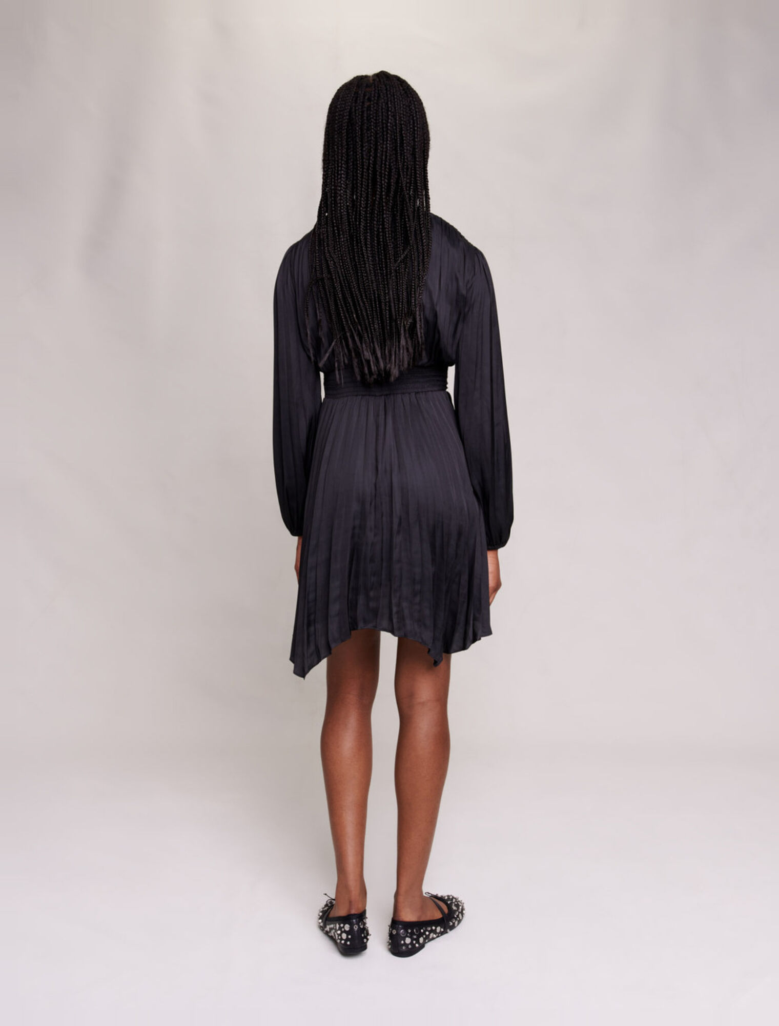 Robe courte drapée satinée