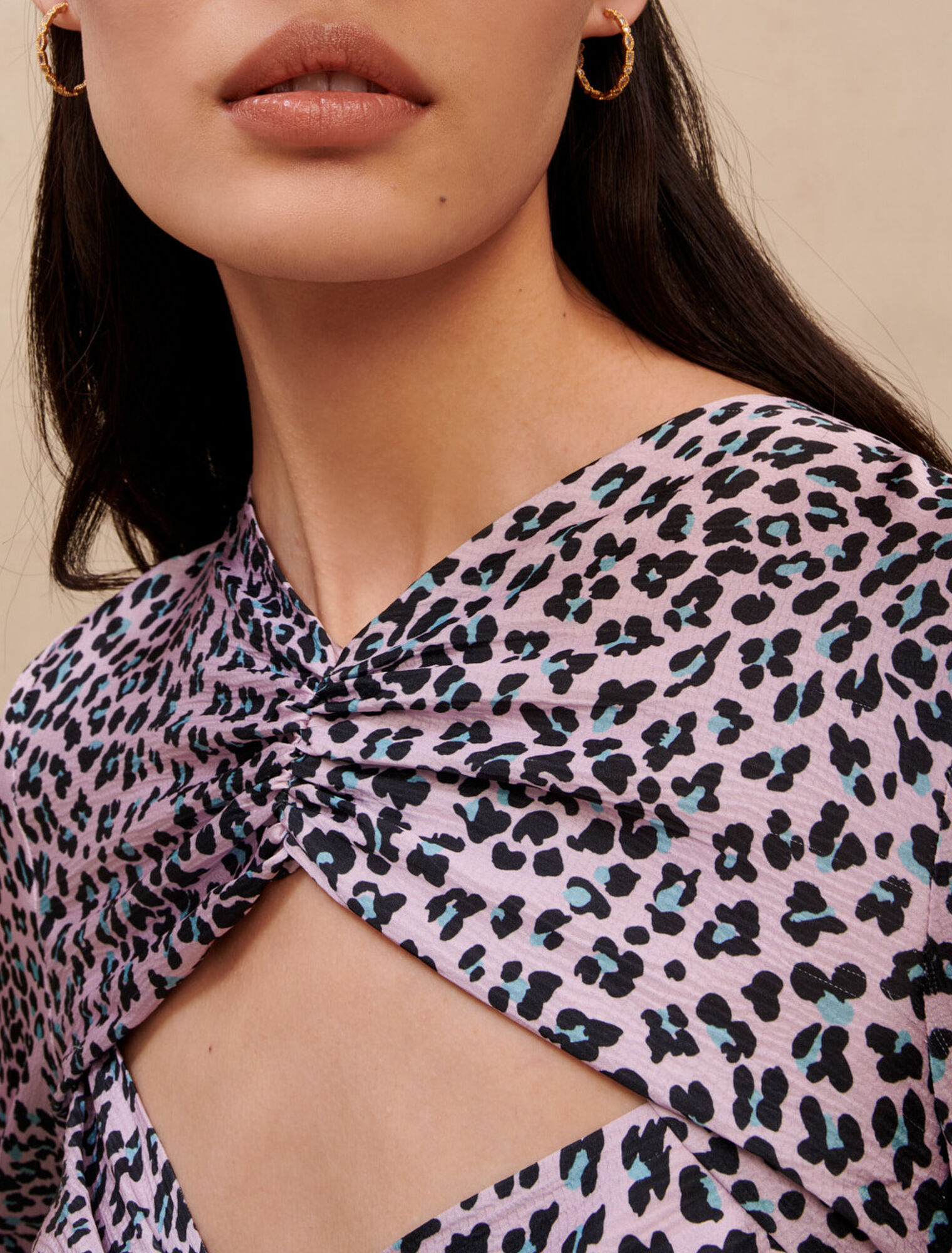 Robe longue satinée et ajourée