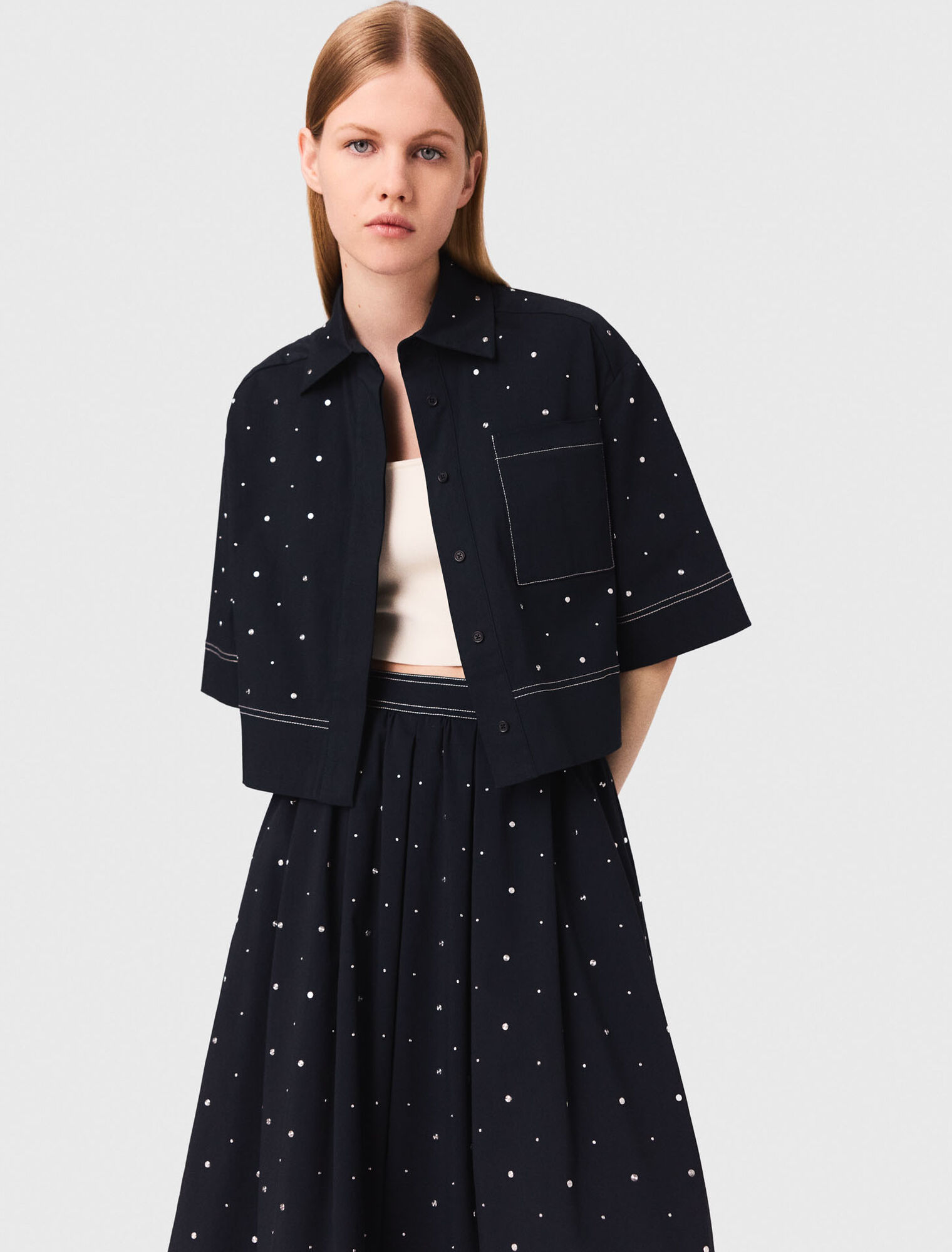 Chemise cropped ornée de clous