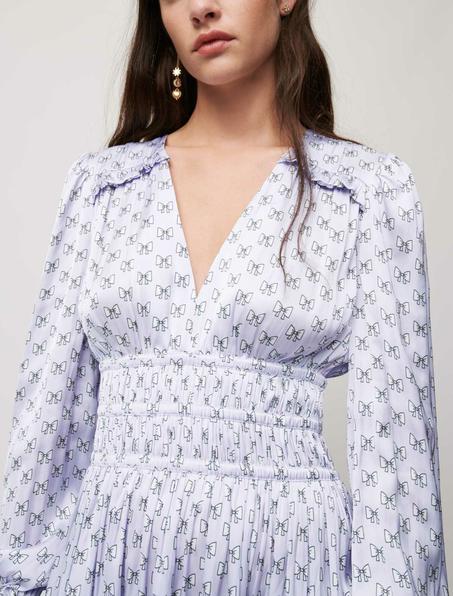 Robe en satin avec volants et smocks