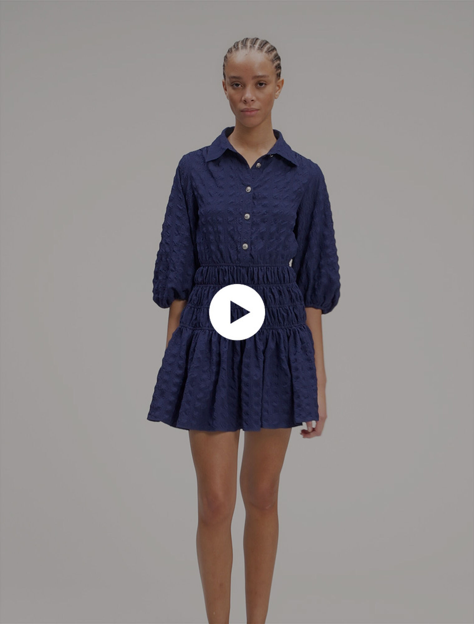 Robe courte plissée satinée 
