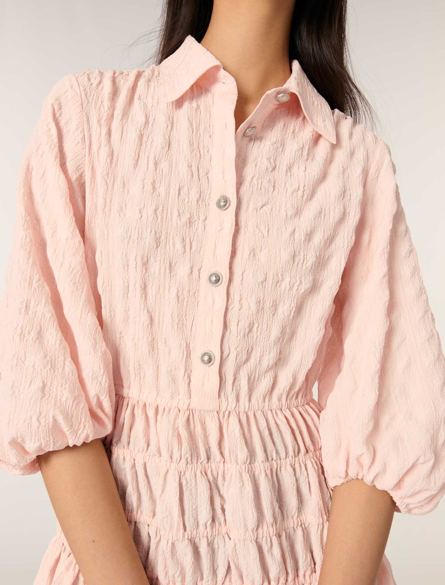 Robe courte plissée satinée 