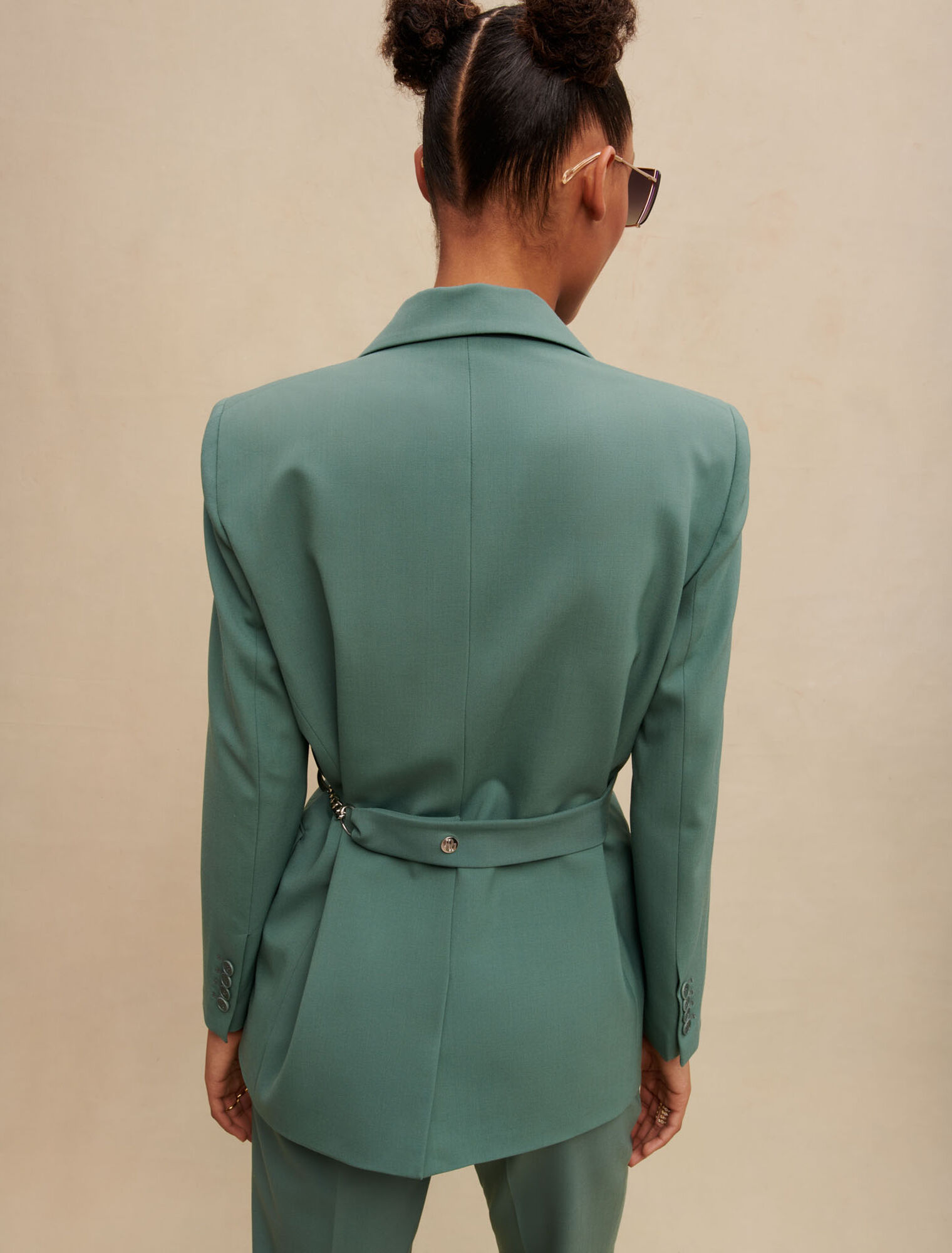 Veste tailleur à ceinture chaîne