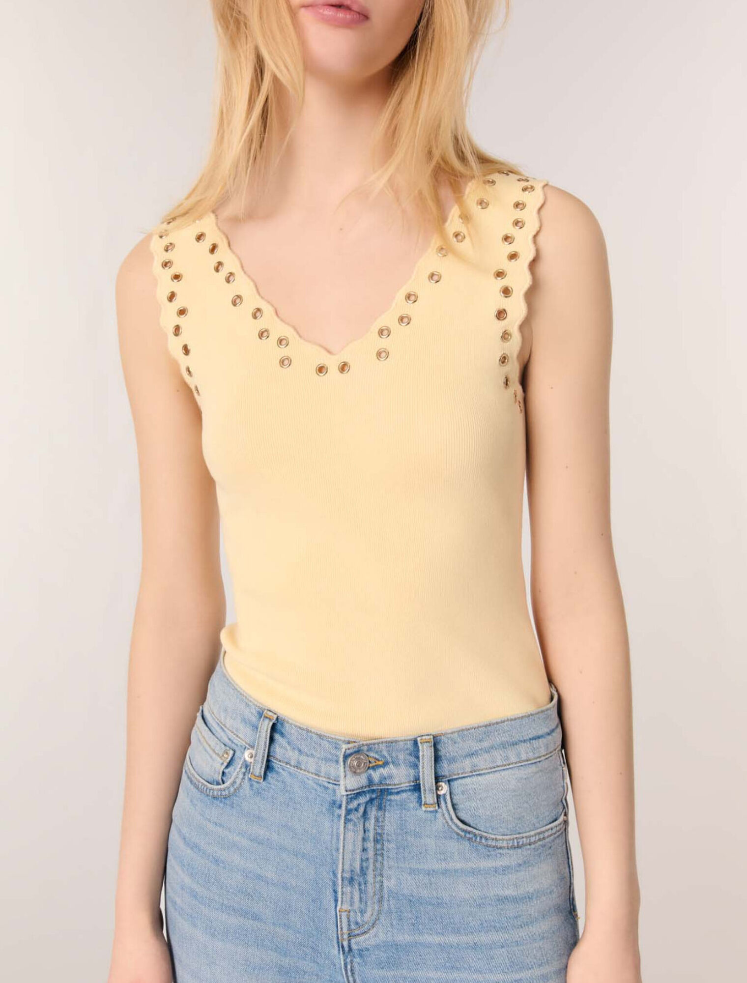 Top en maille &agrave; &oelig;illets