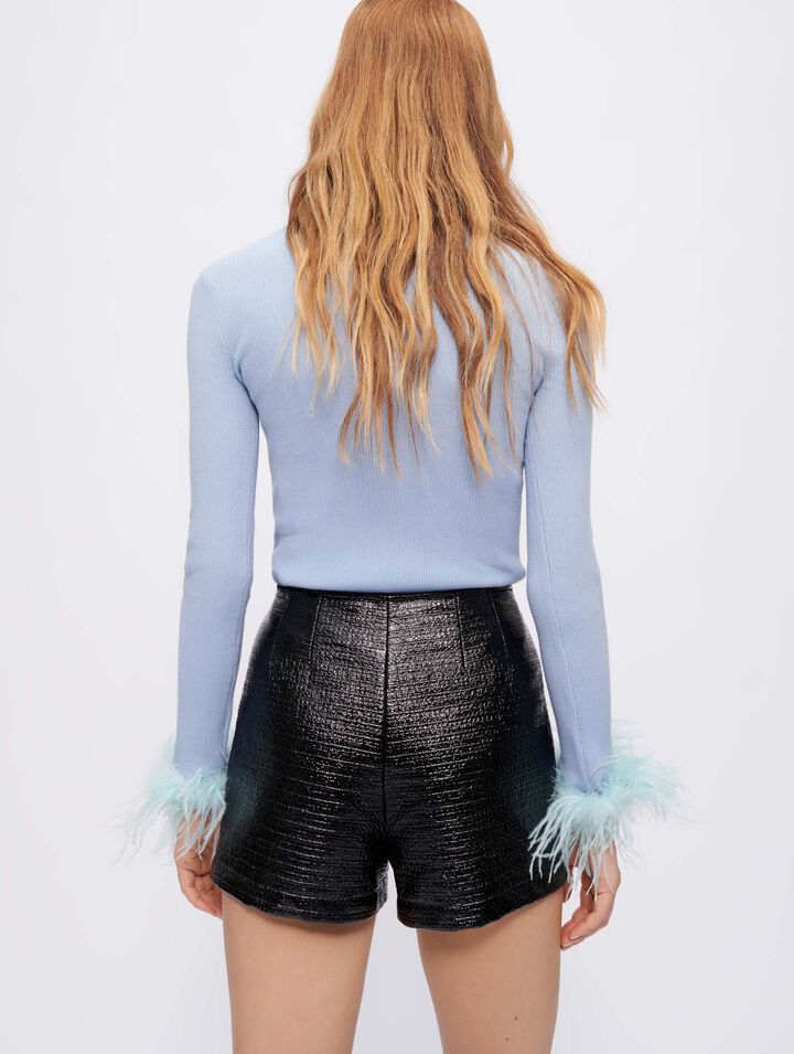 Pull à col roulé et plumes aux poignets