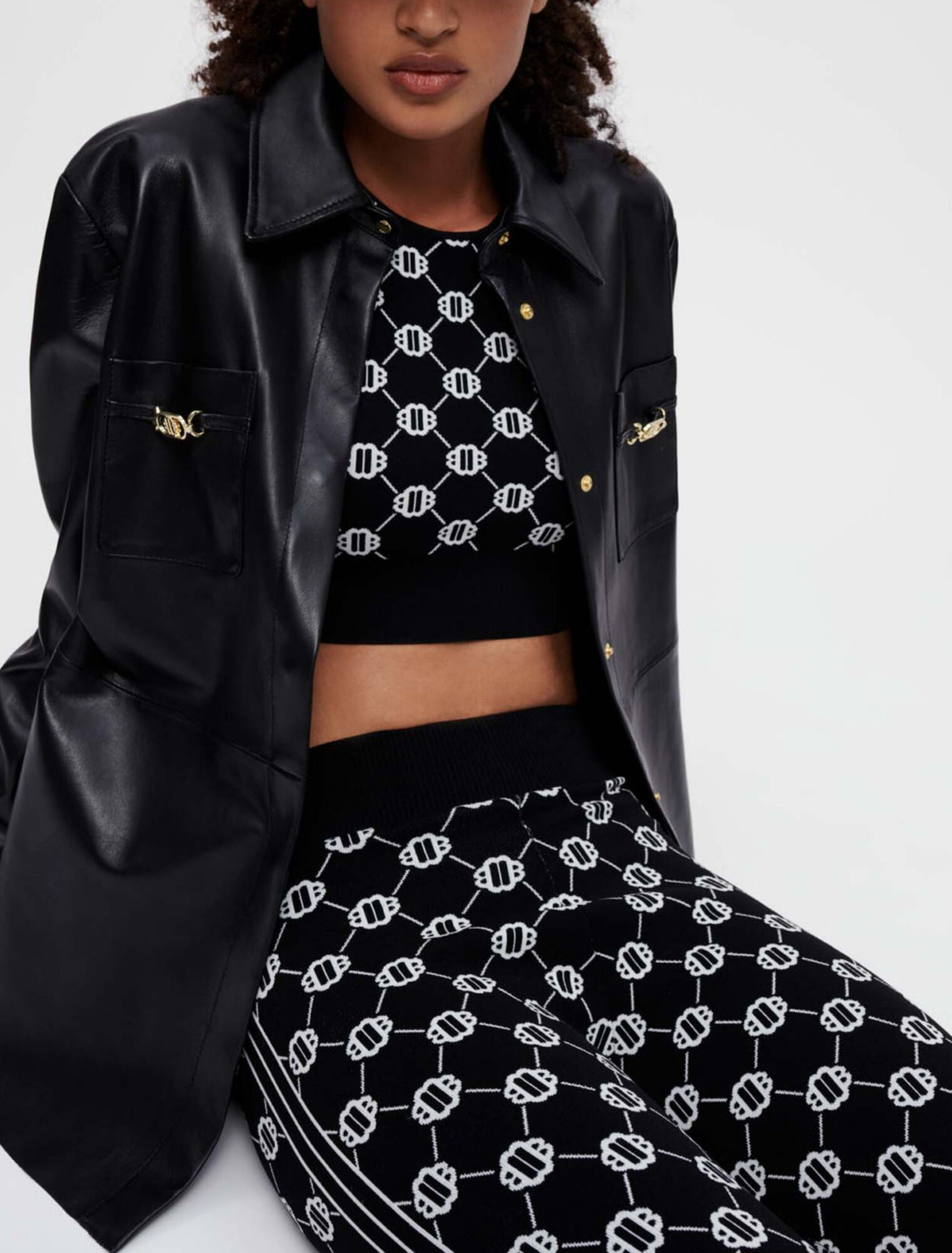 Chemise en cuir noir à mors dorés