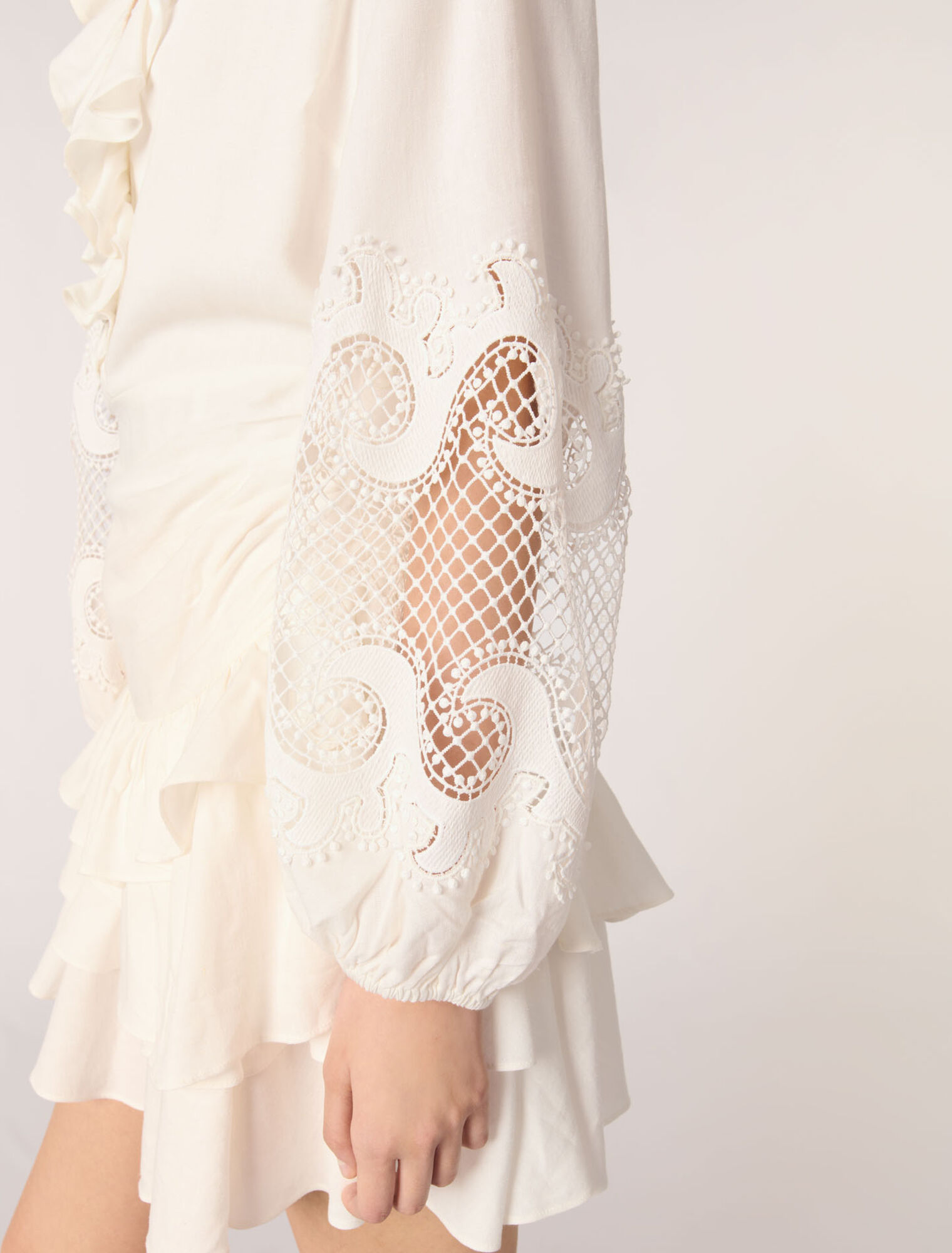 Robe à volants et manches brodées