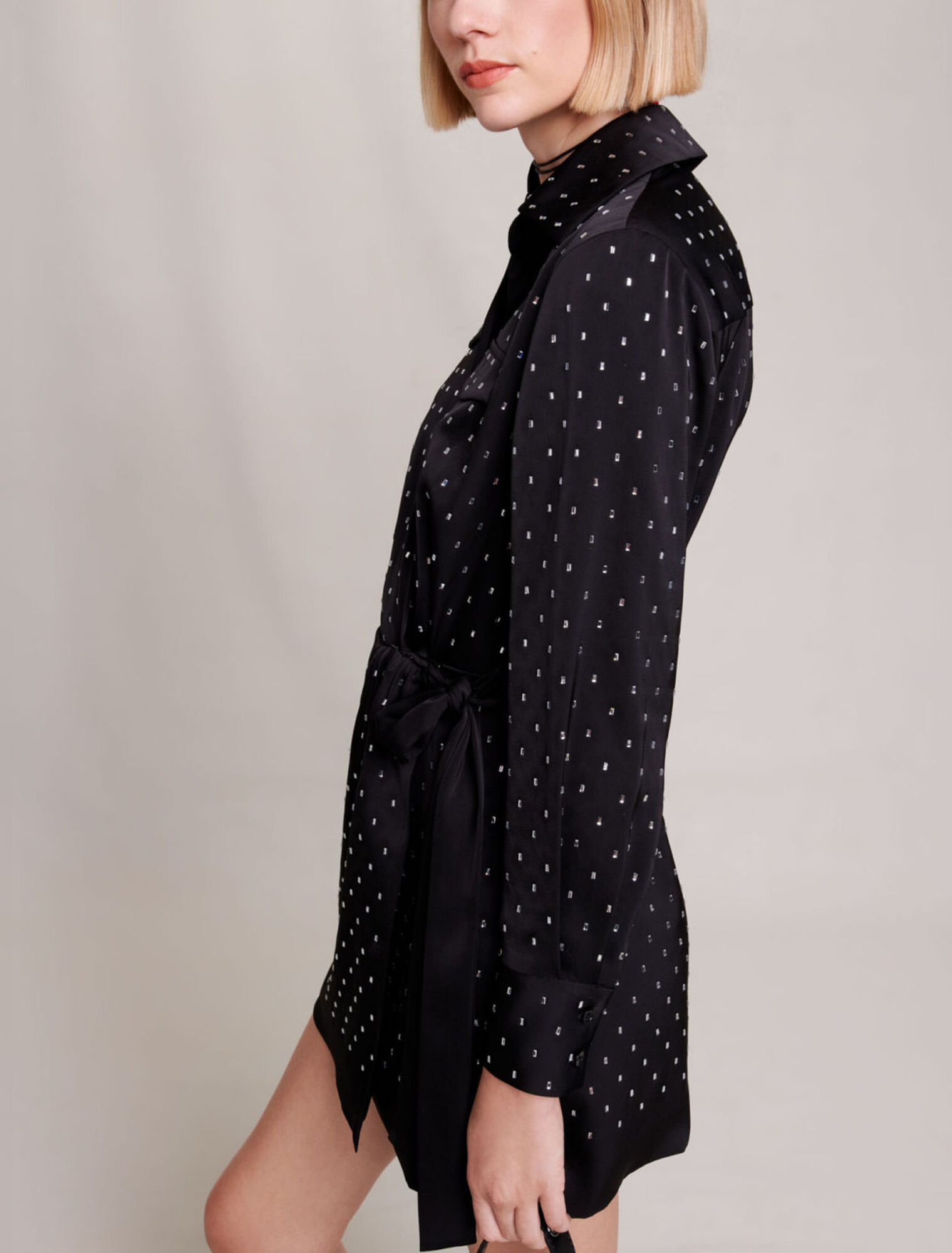 Robe courte satinée à strass