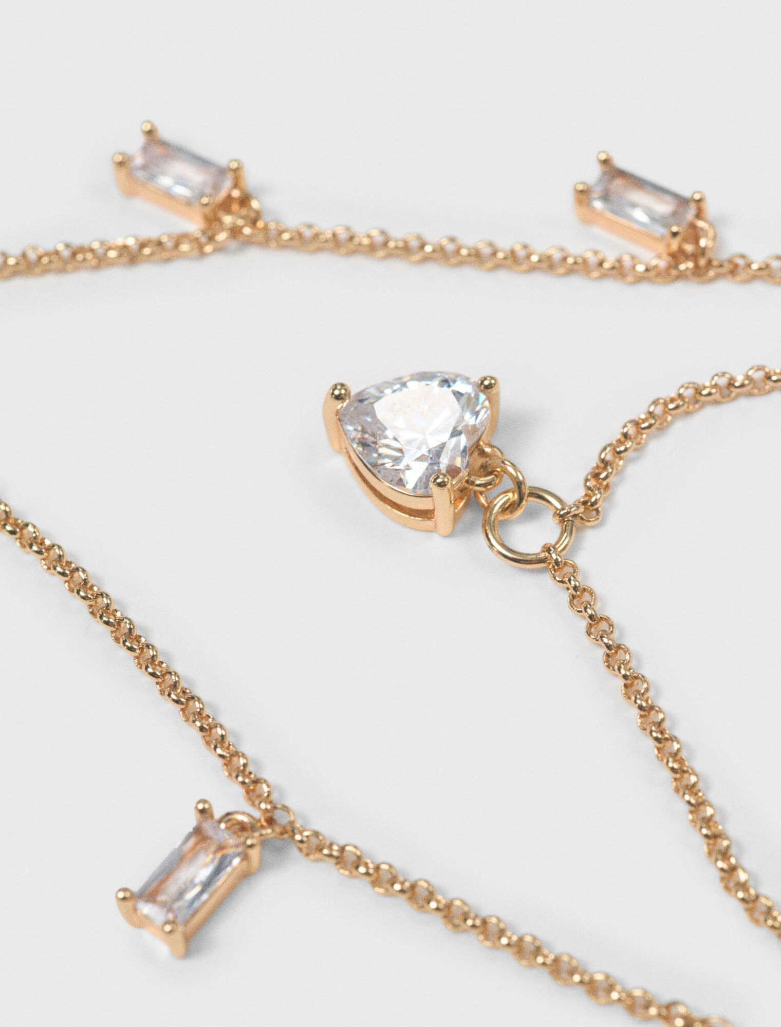 Collier double &agrave; charms strass&eacute;s