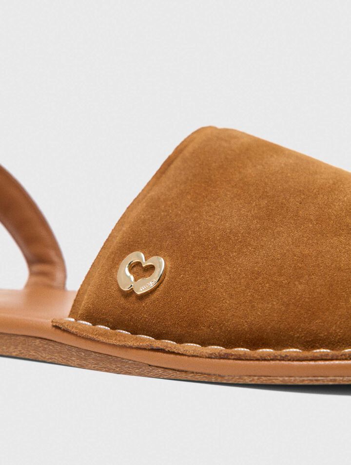 Sandales plates en cuir &agrave; boucles