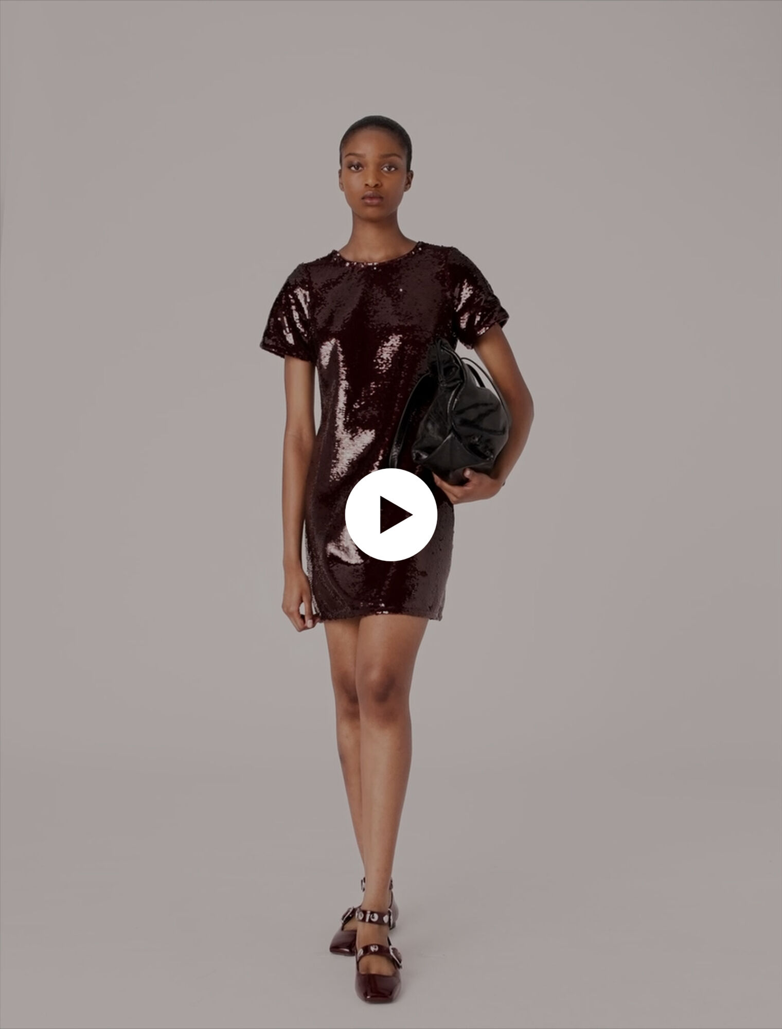 Robe courte brodée de sequins