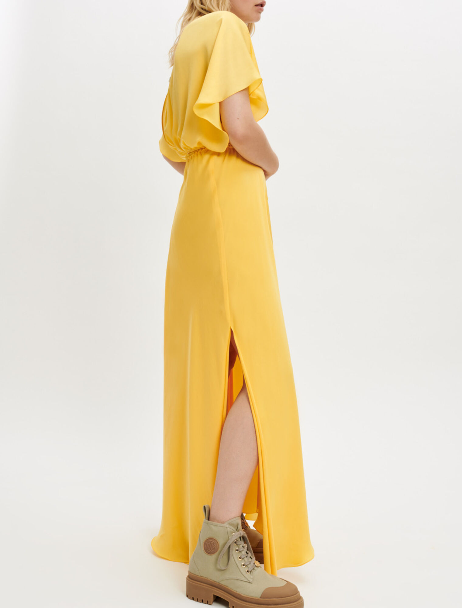 Robe foulard en satin et bijoux perles