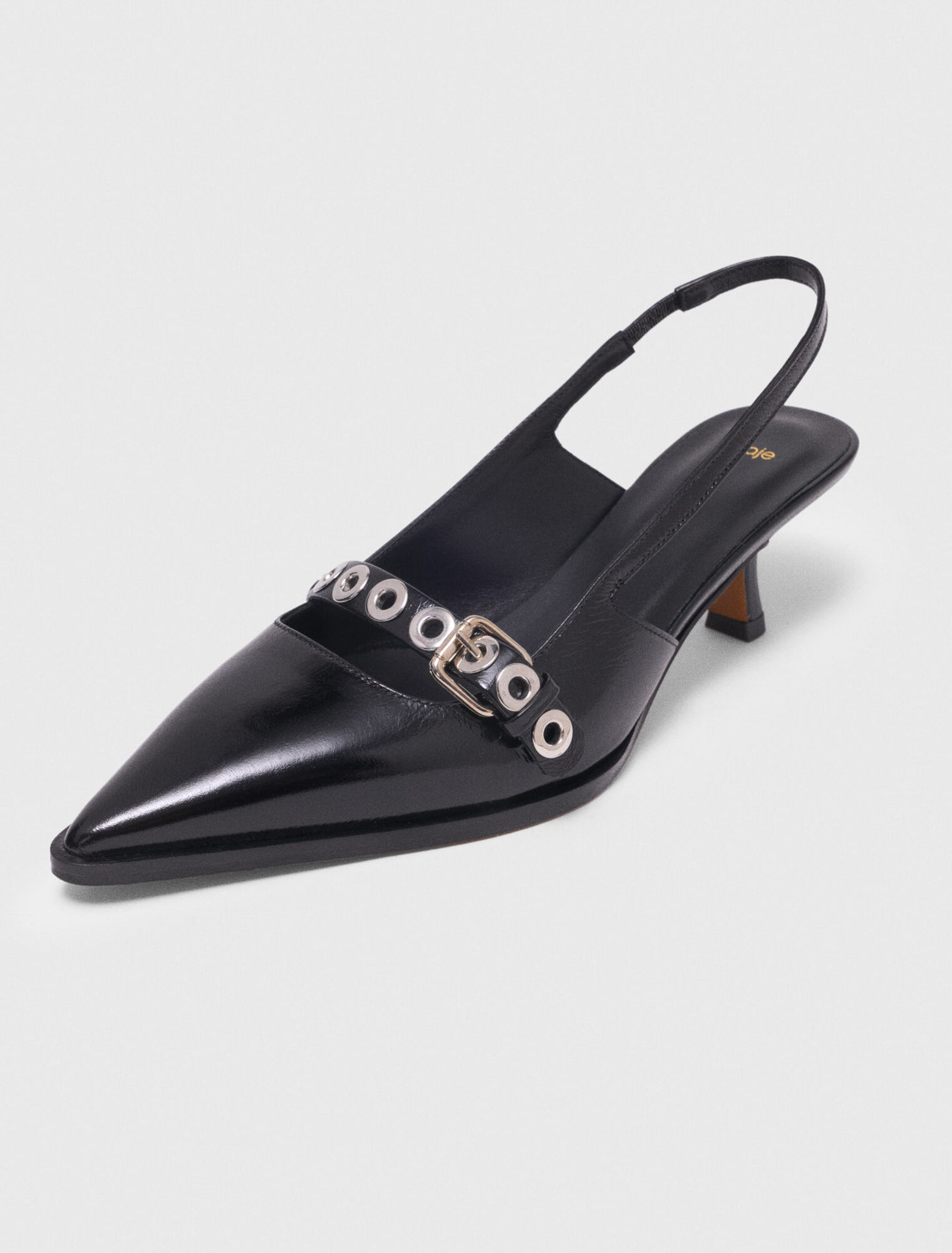 Escarpin en cuir &agrave; bride et &oelig;illets