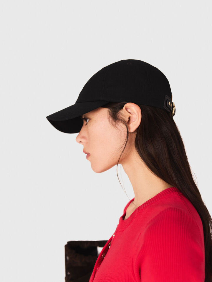 Casquette en coton et boucle dorée