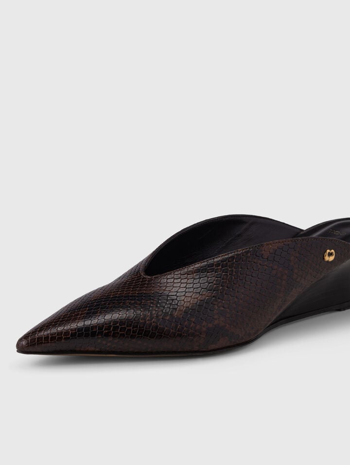 Mules compens&eacute;es en cuir emboss&eacute;