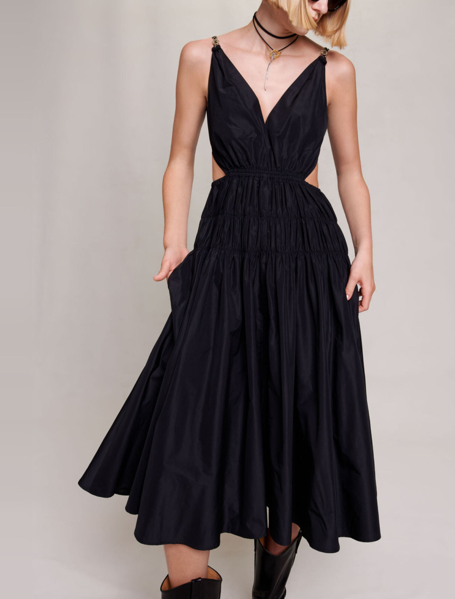 Robe en taffetas ouverte à la taille