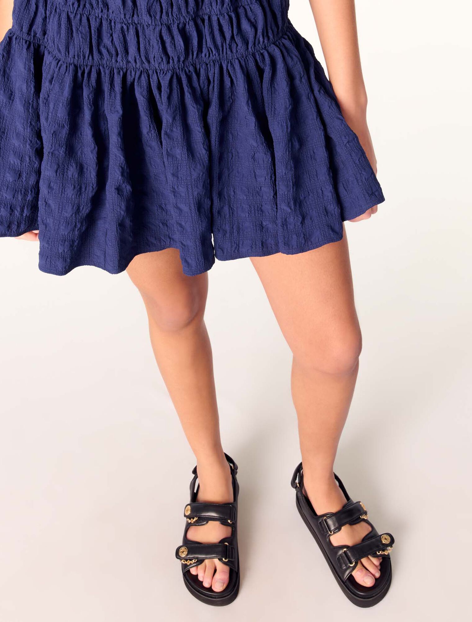 Robe courte plissée satinée 
