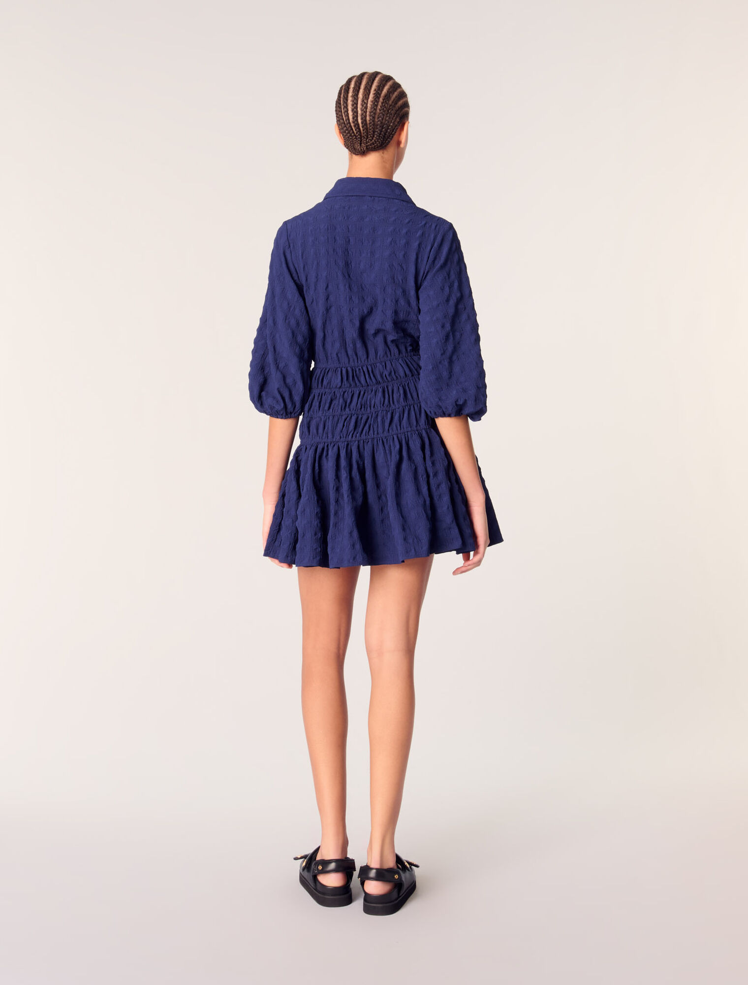 Robe courte plissée satinée 