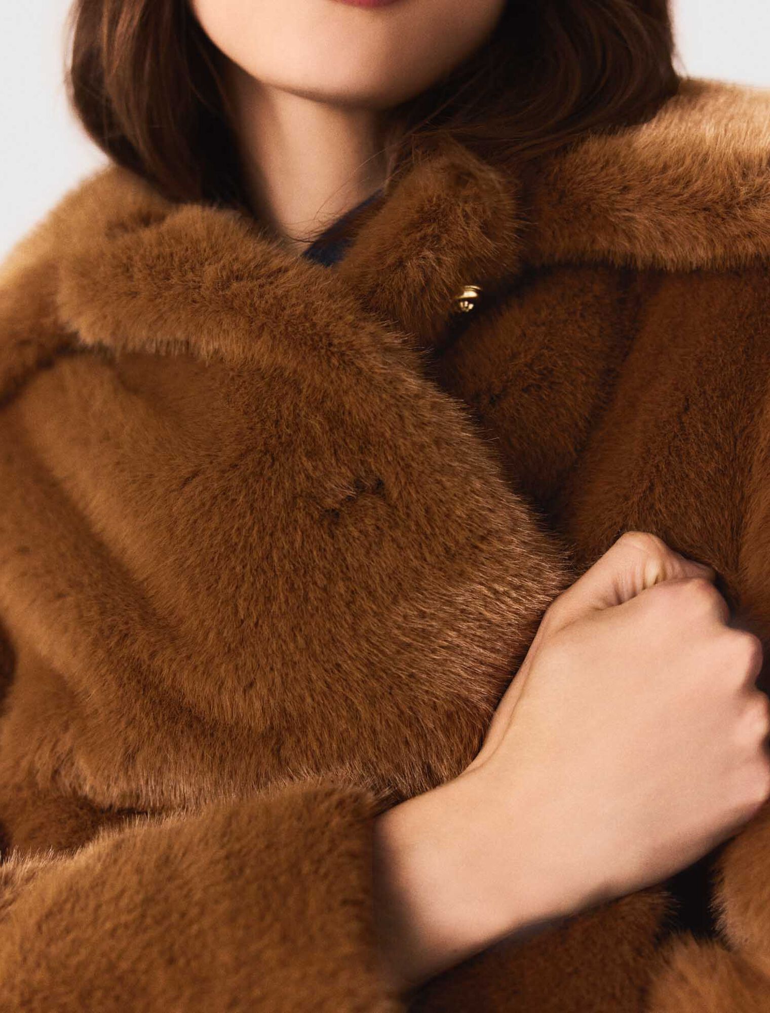 Manteau mi-long en fausse fourrure