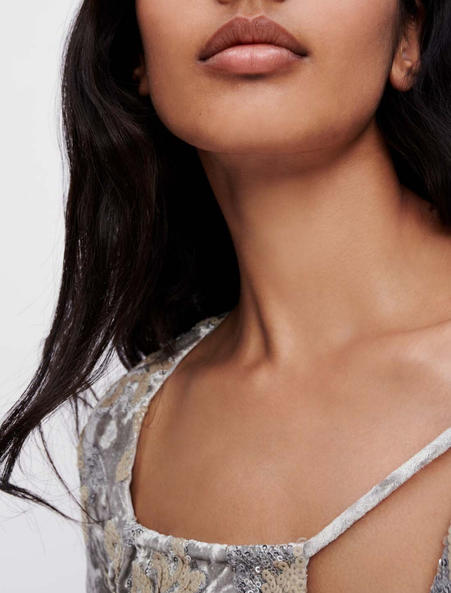 Robe en velours rebrodée de sequins