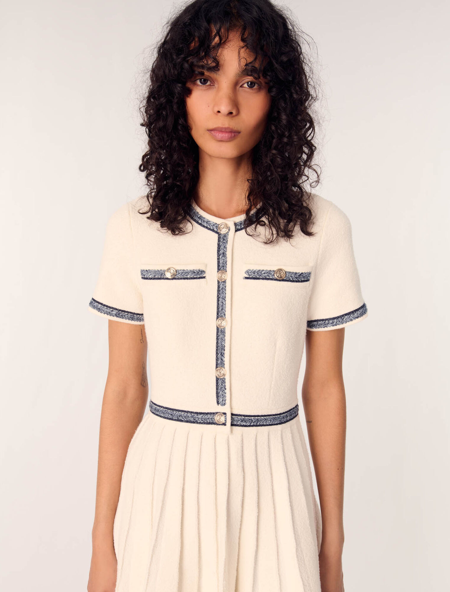 Robe courte en maille plissée