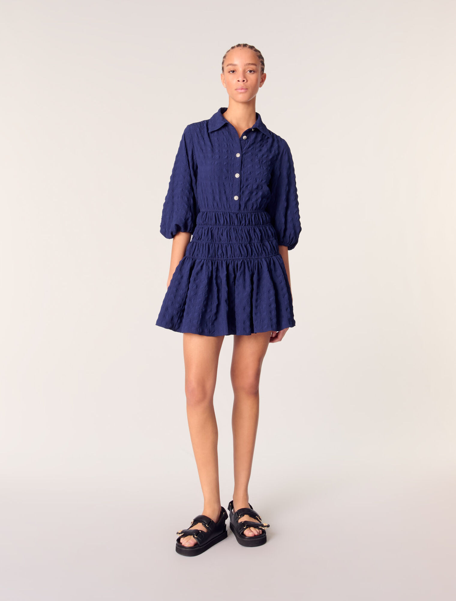 Robe courte plissée satinée 