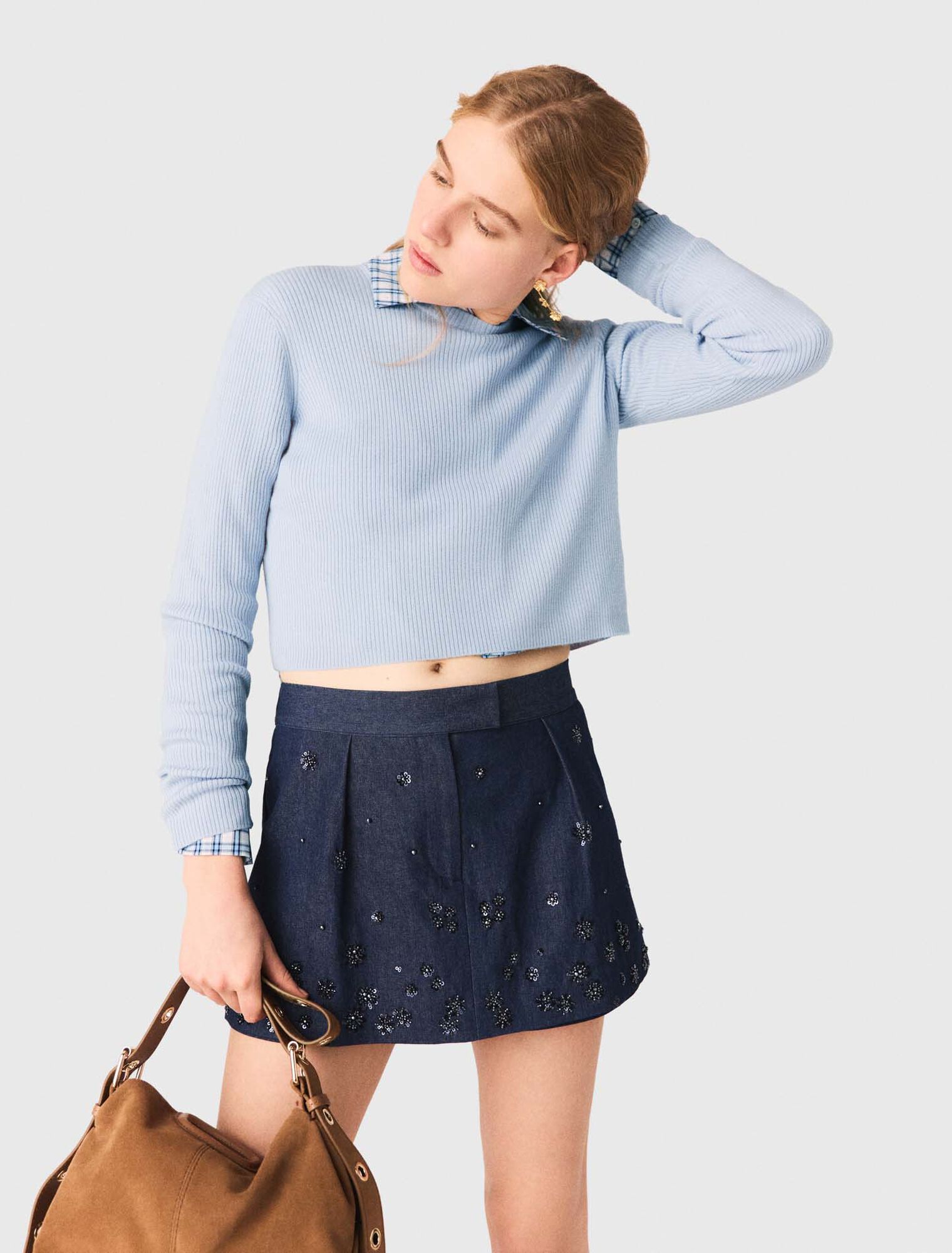 Pull avec boutons bijoux sur le dos