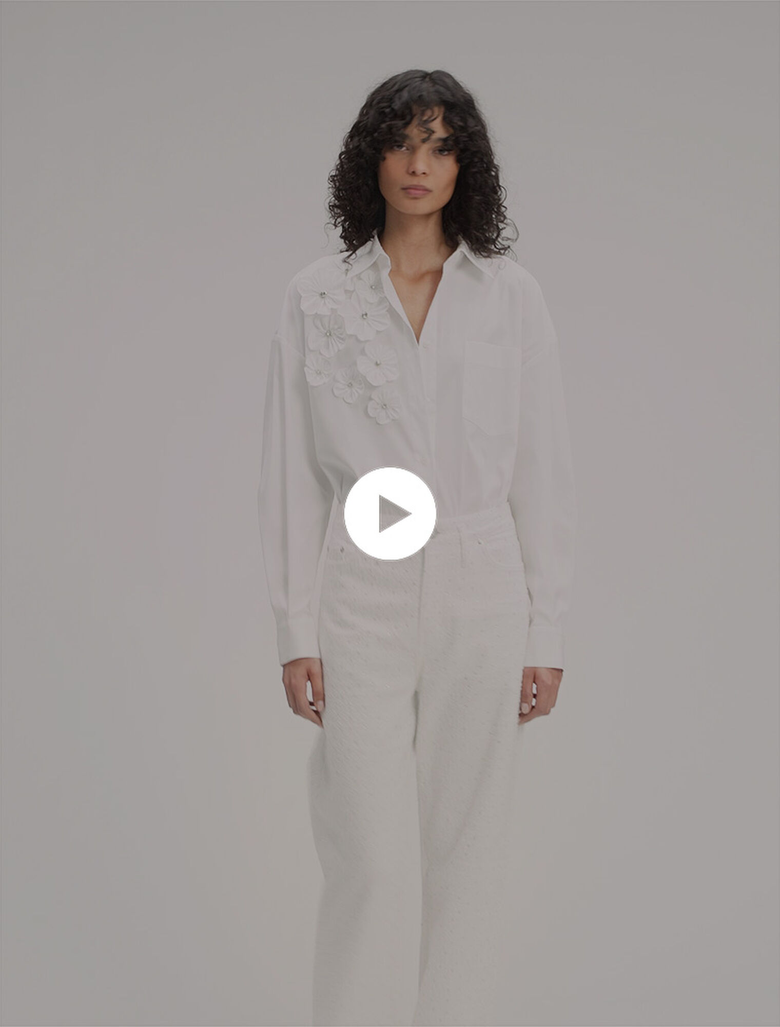 Chemise longue à fleurs brodées