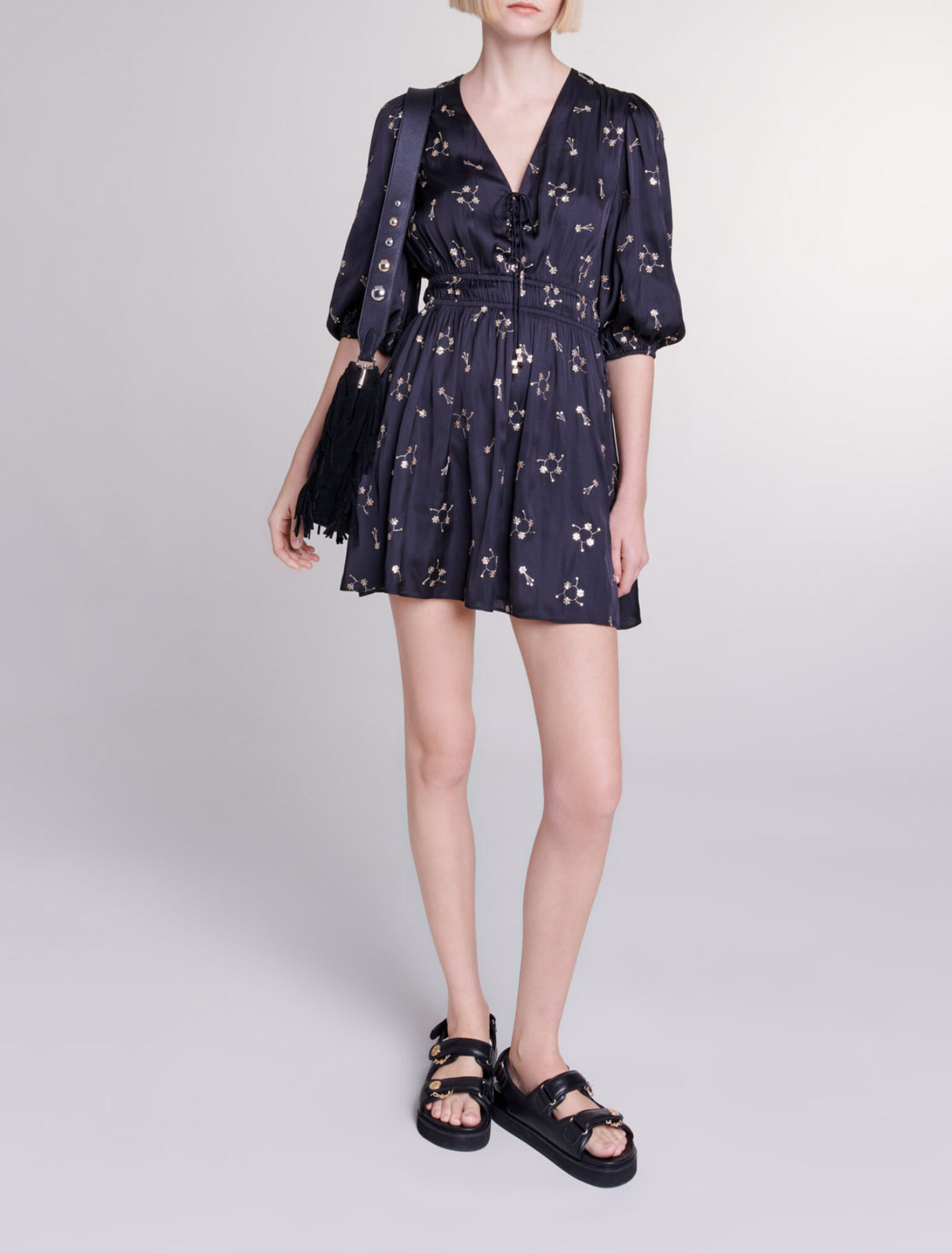 Robe courte brodée à sequins