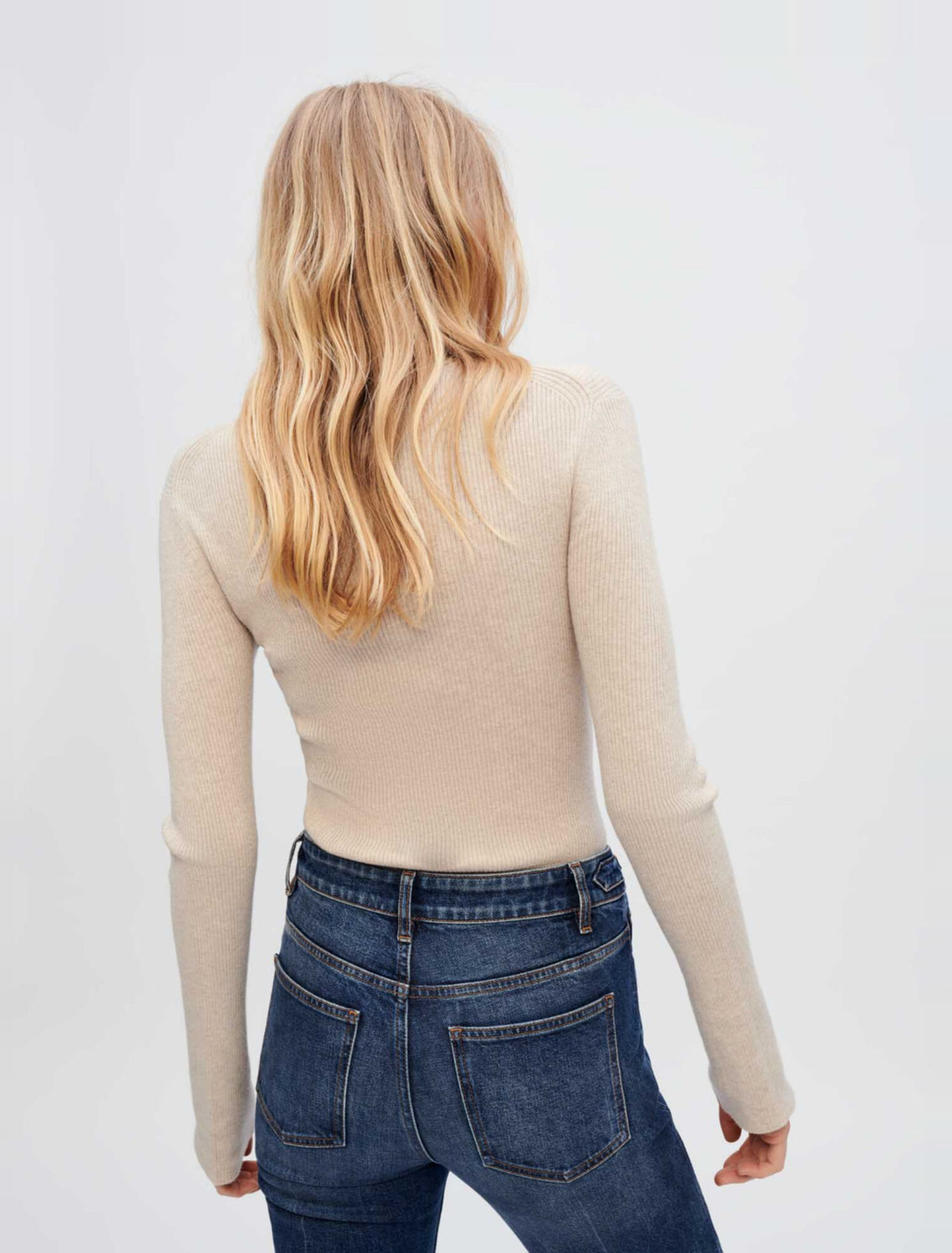 Pull ajusté à découpes