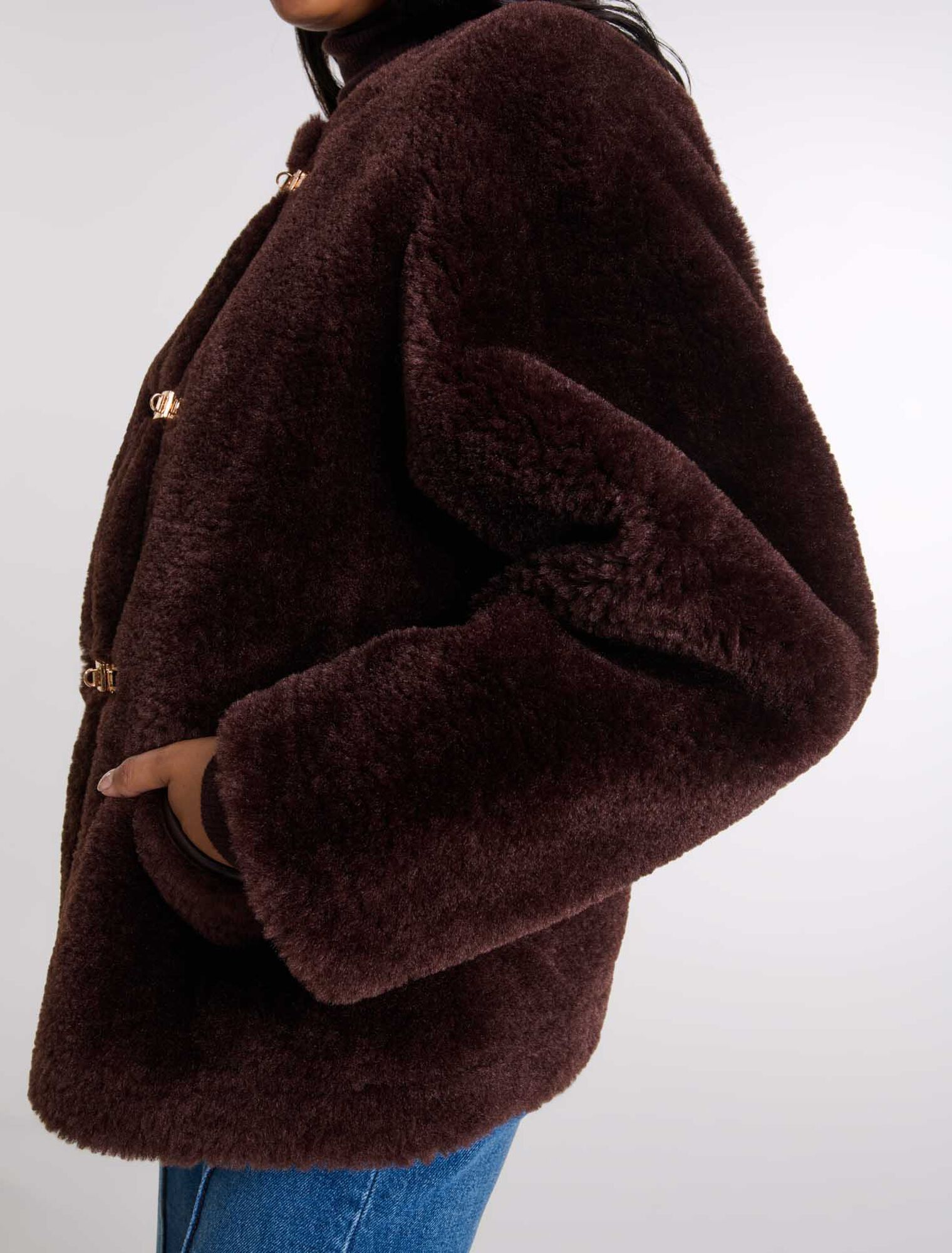 Manteau court en fausse fourrure
