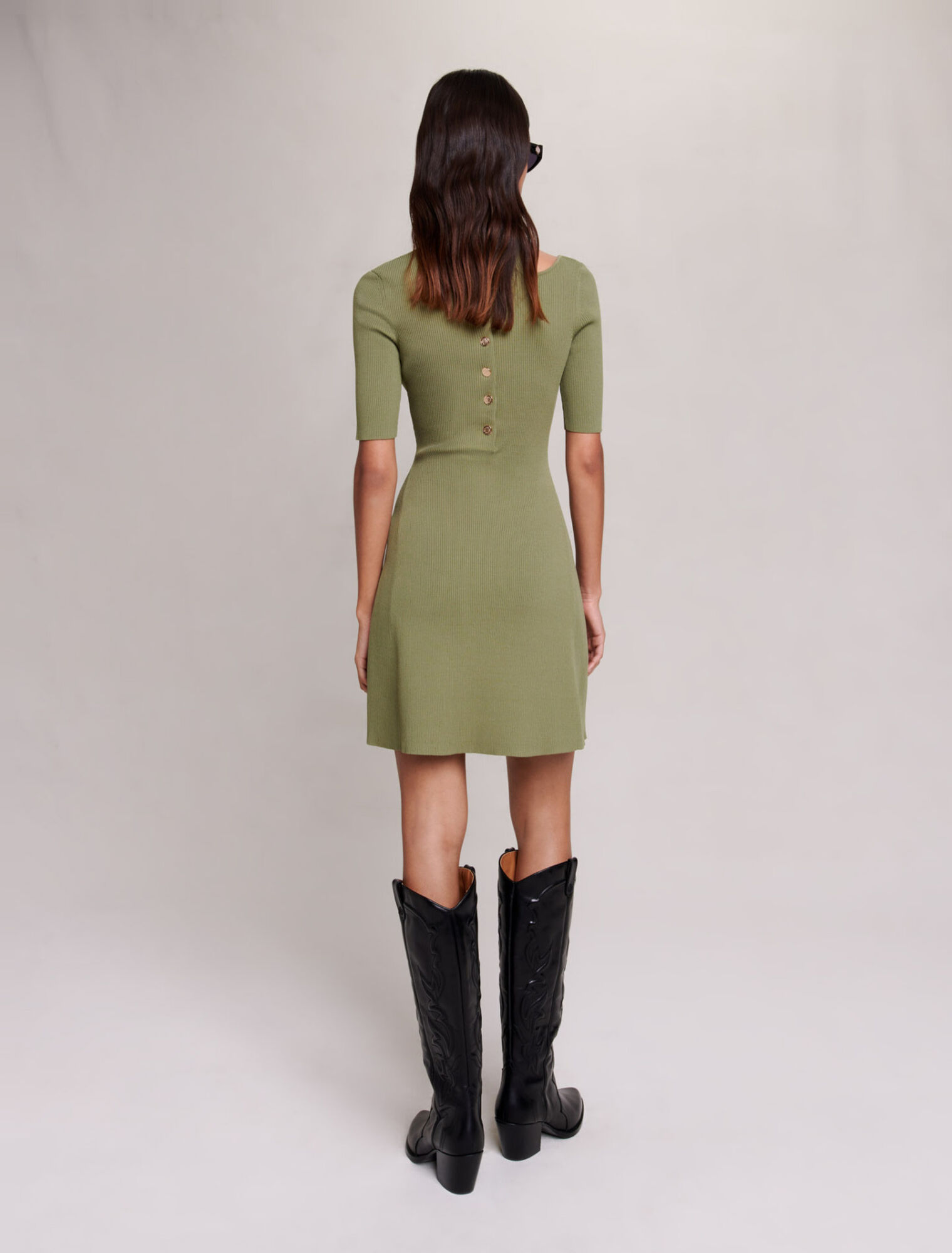 Robe en maille ouverte à l'épaule