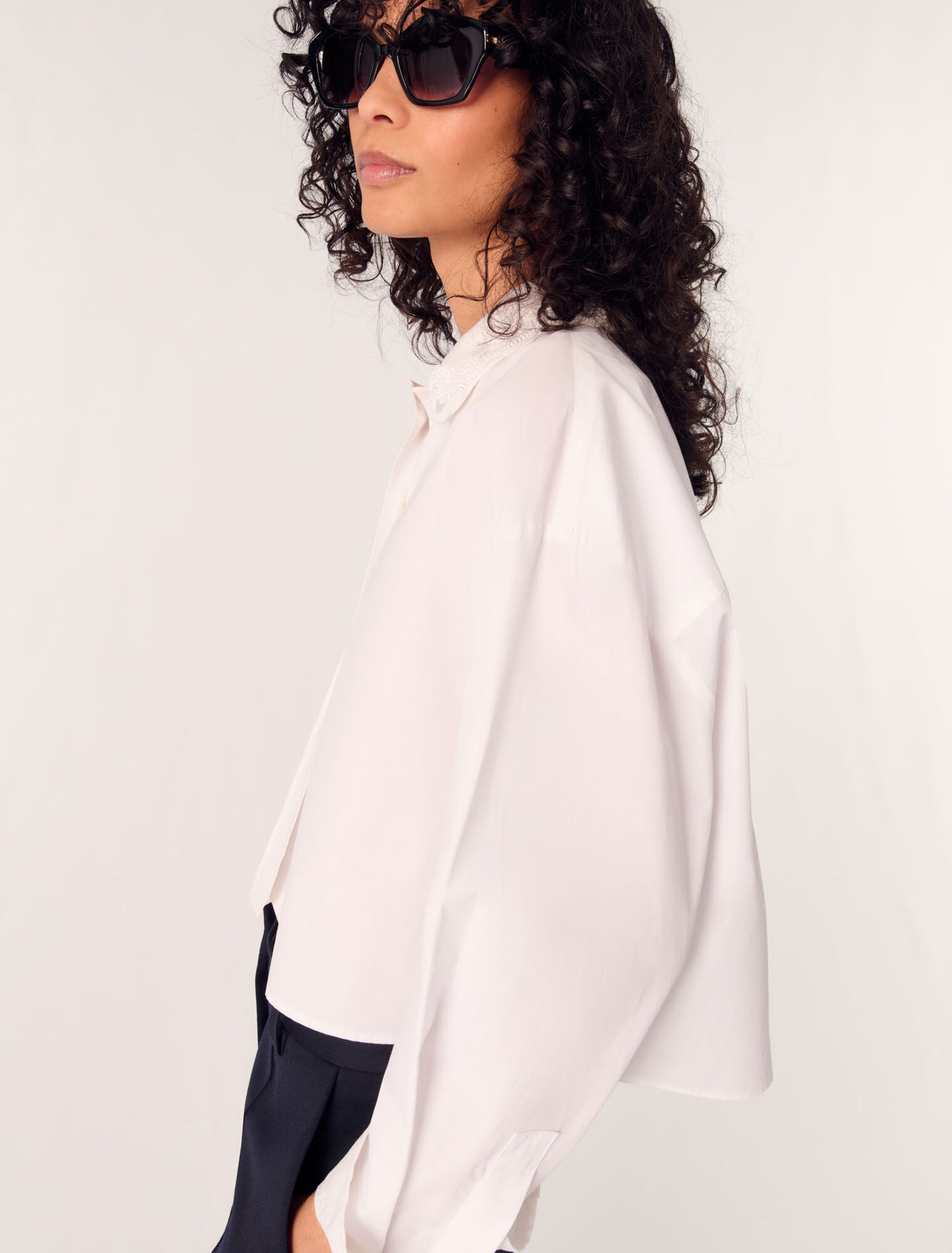 Chemise courte à col brodé