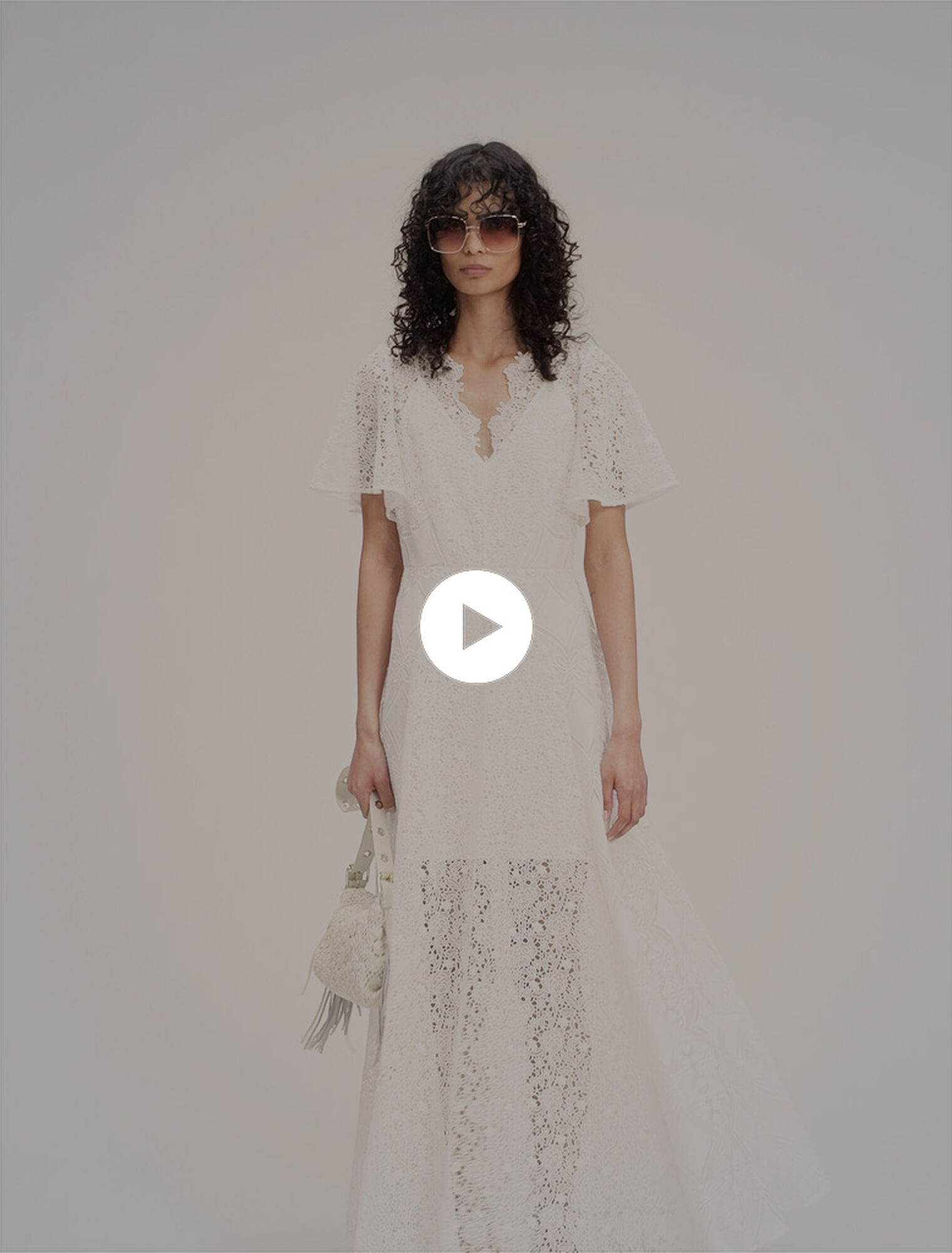 Robe longue en guipure à fleurs