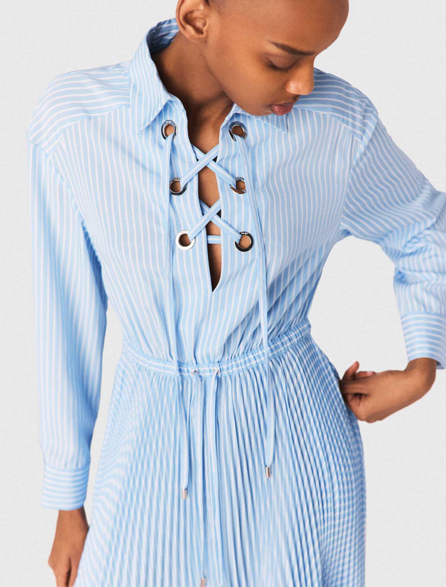 Robe longue pliss&eacute;e &agrave; &oelig;illets