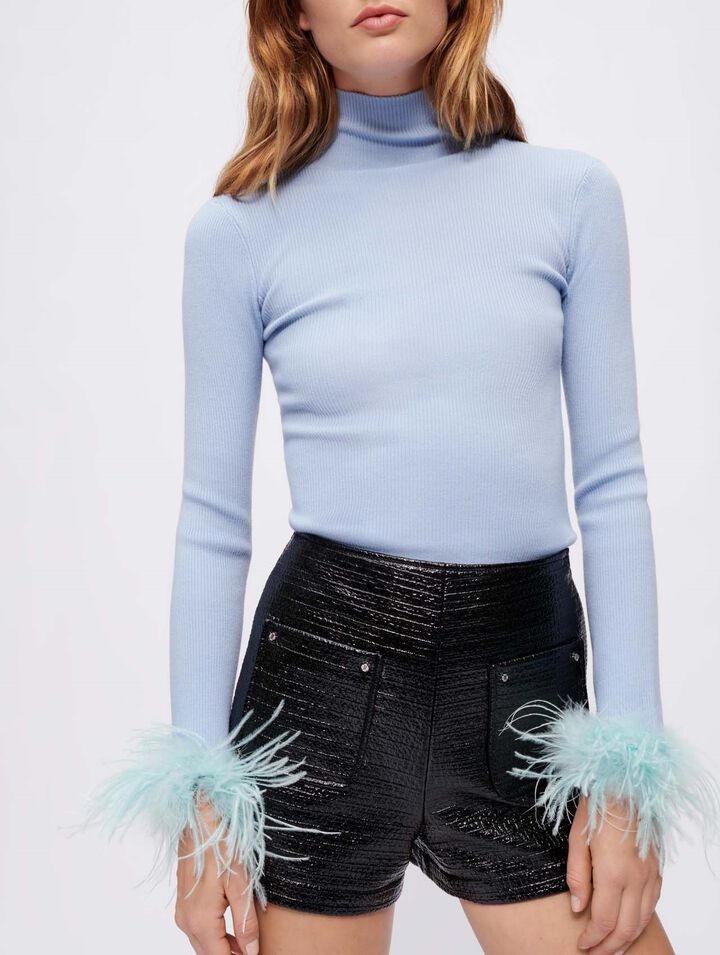 Pull à col roulé et plumes aux poignets
