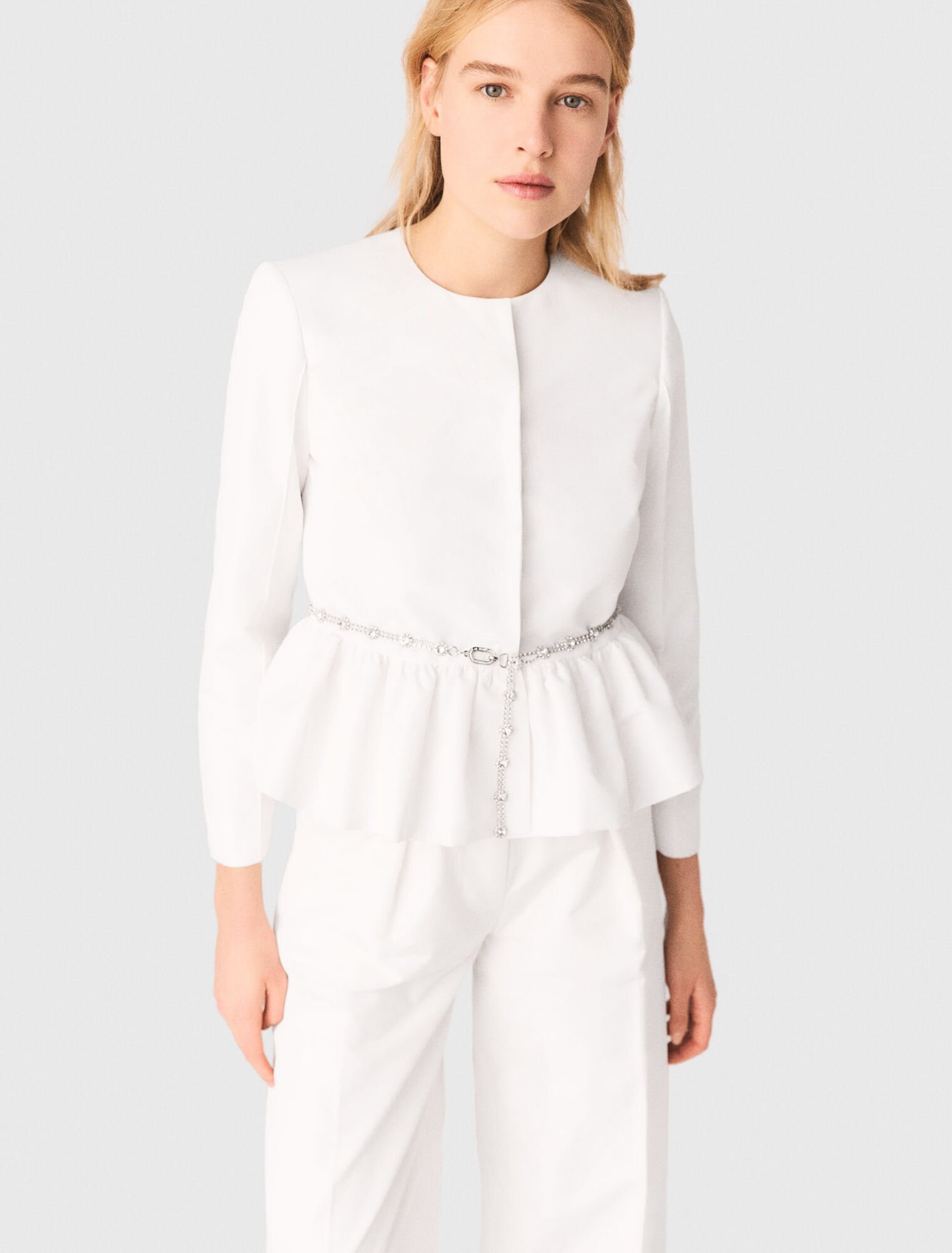 Veste courte et ceinture bijoux