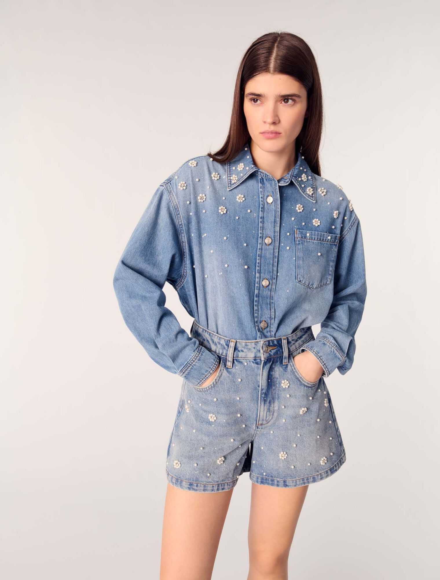 Short en denim à perles brodées