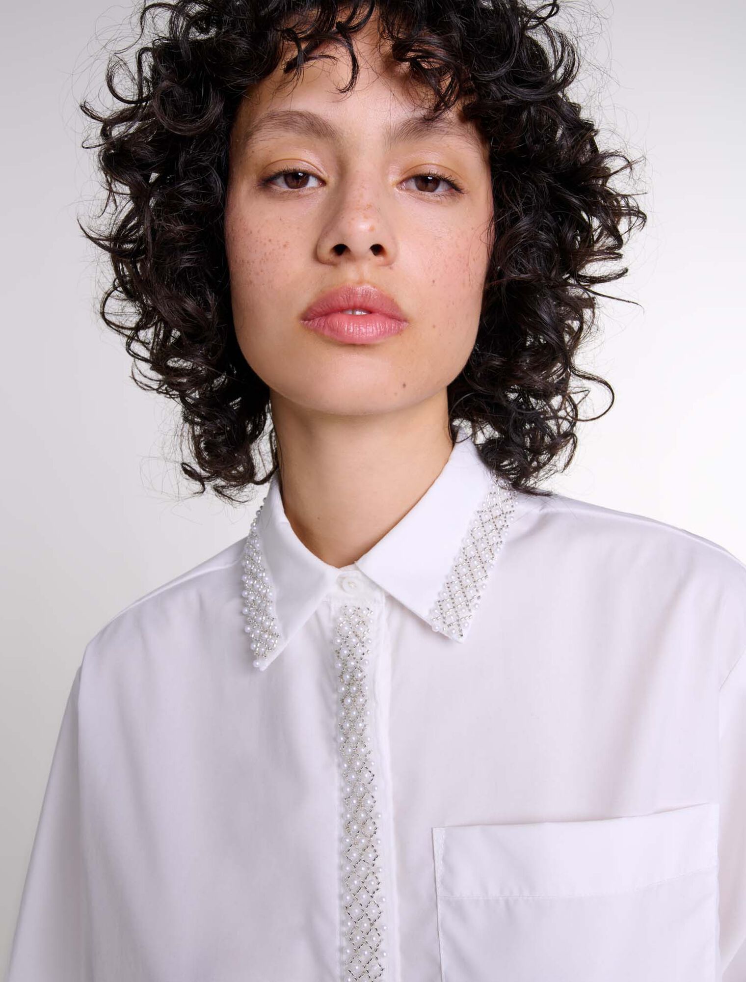 Chemise courte ornée de perles