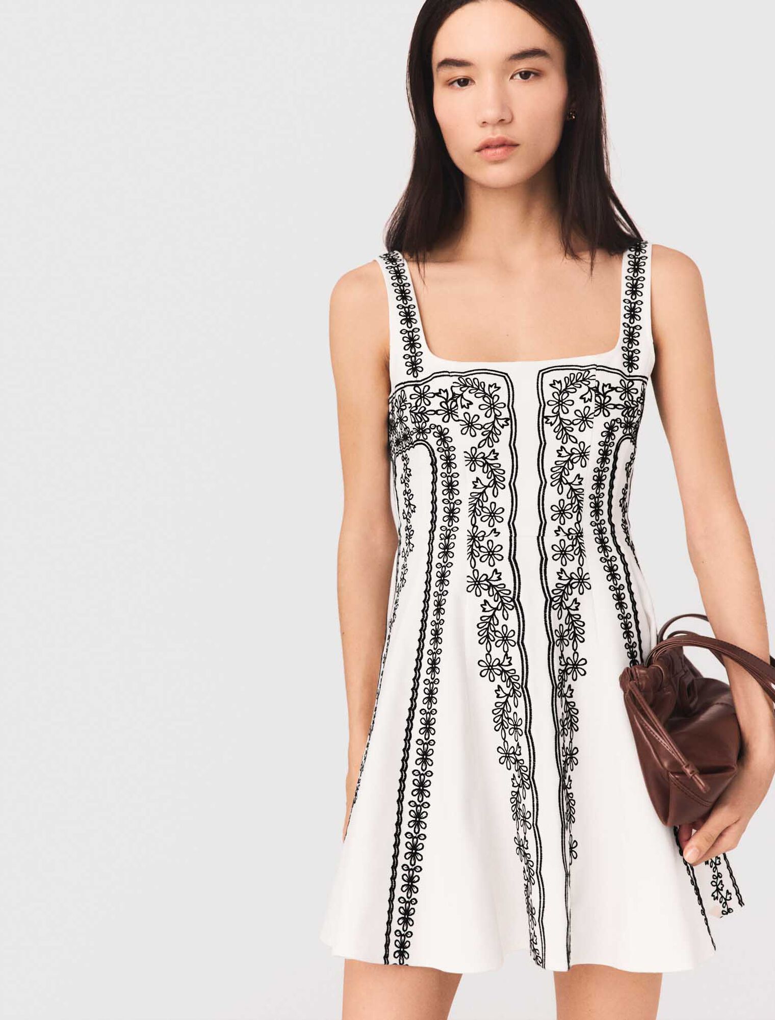 Robe courte brod&eacute;e &agrave; bretelles
