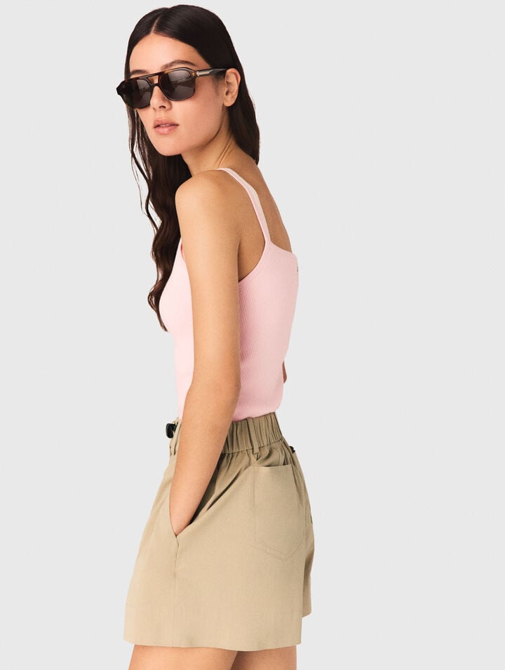 Top &agrave; encolure haute droite