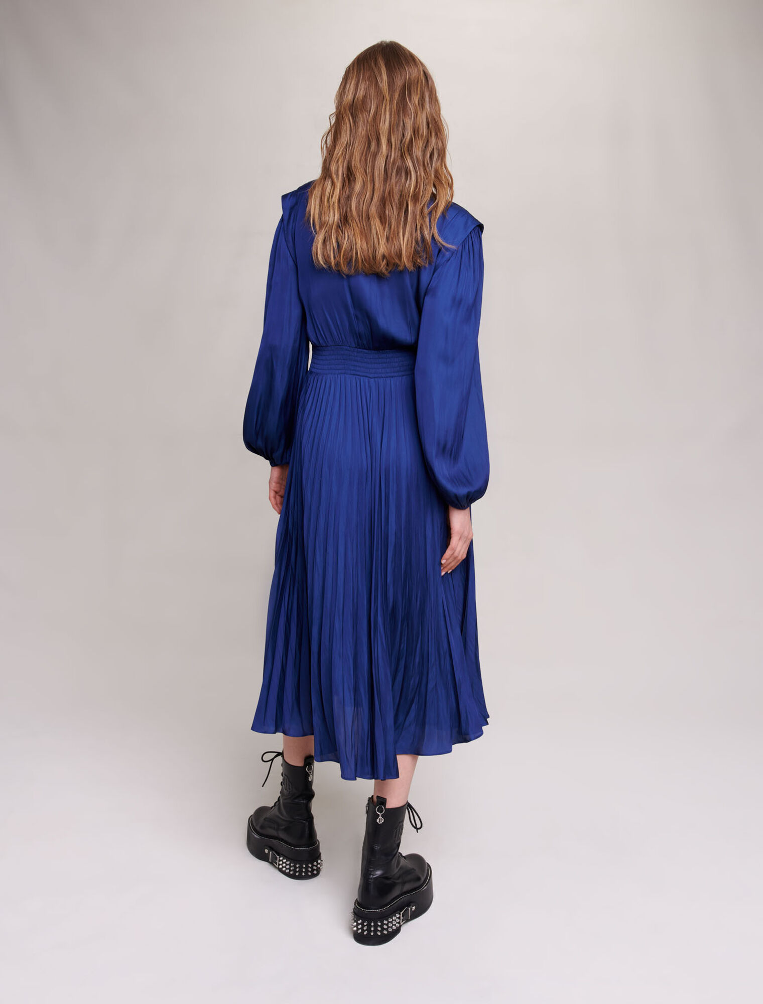 Robe midi pliss&eacute;e et satin&eacute;e