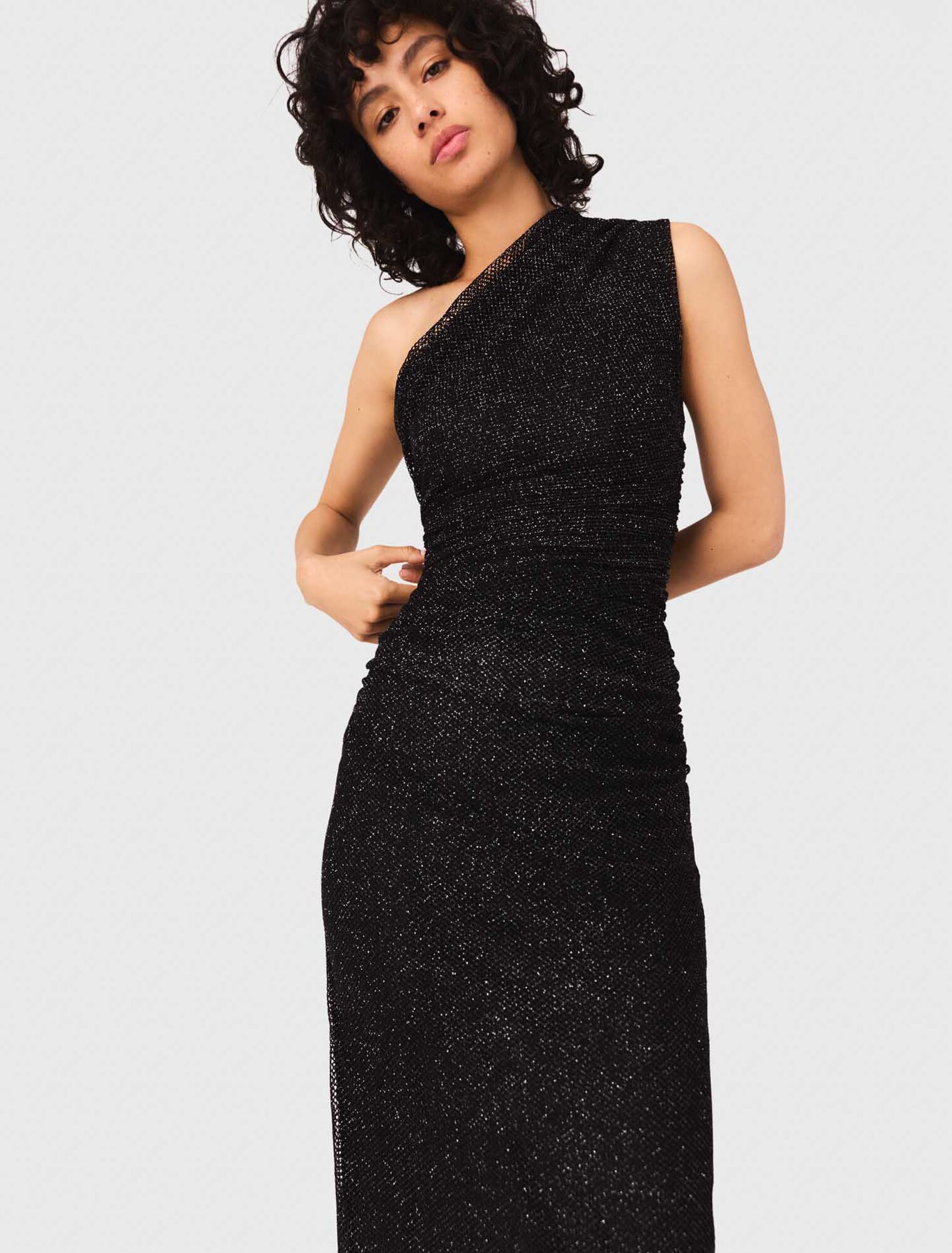 Robe asymétrique en maille strassée