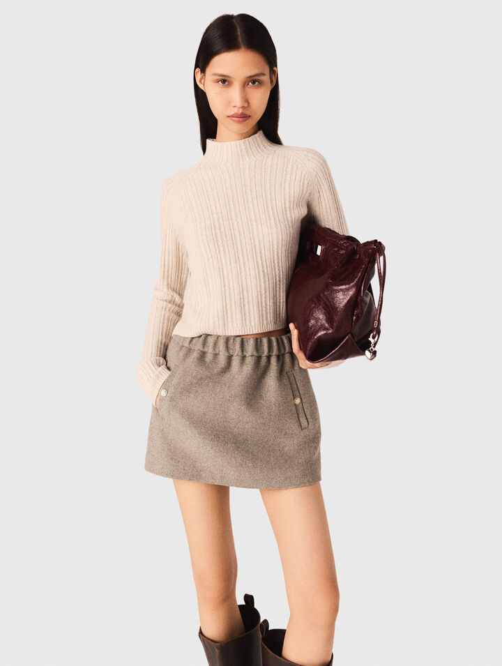 Pull court en maille torsadée