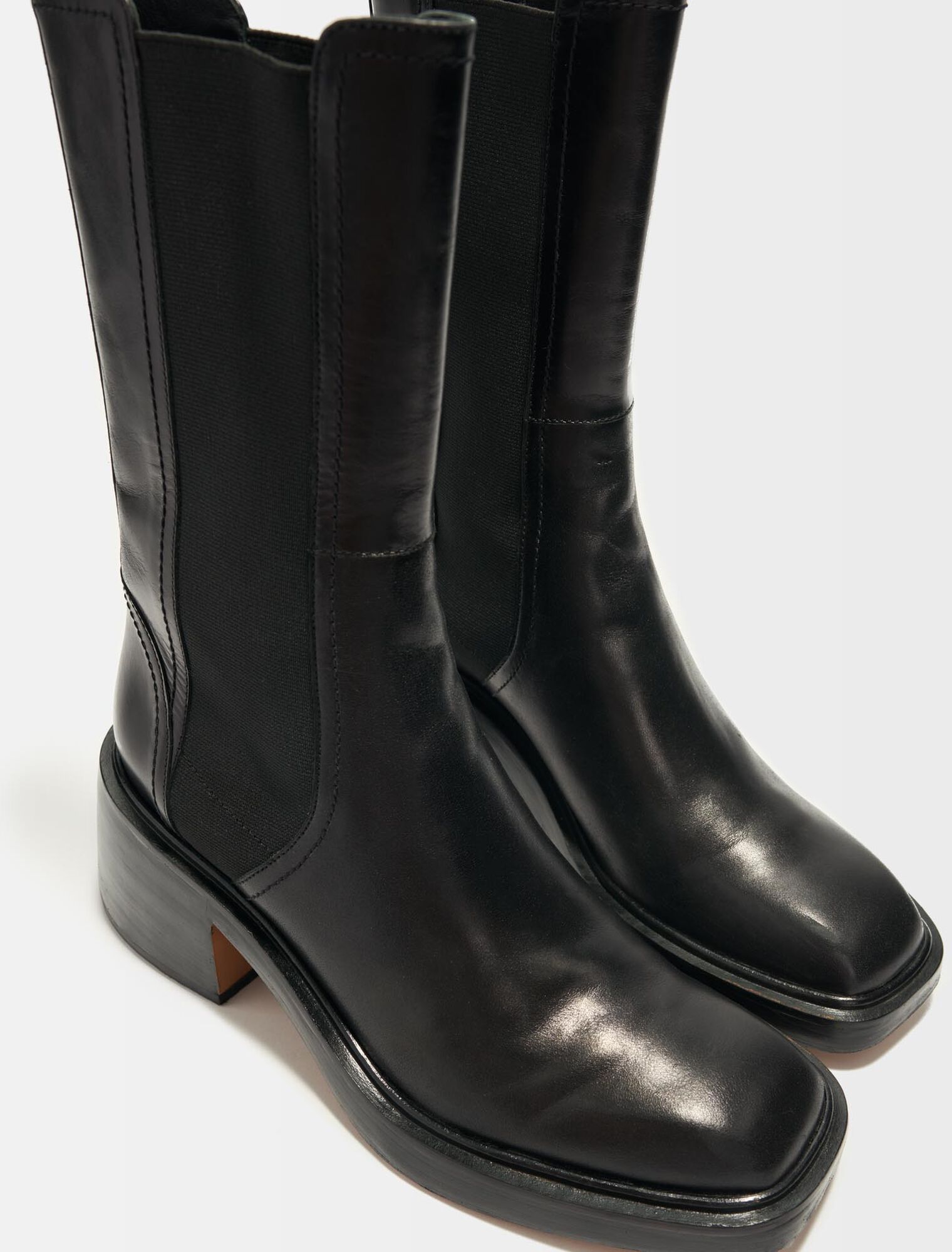 Bottines en cuir noir à bouts carrés