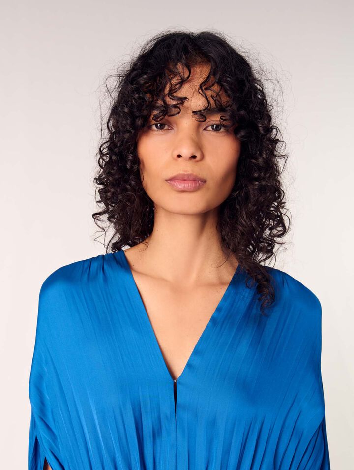 Robe longue à cape satinée plissée