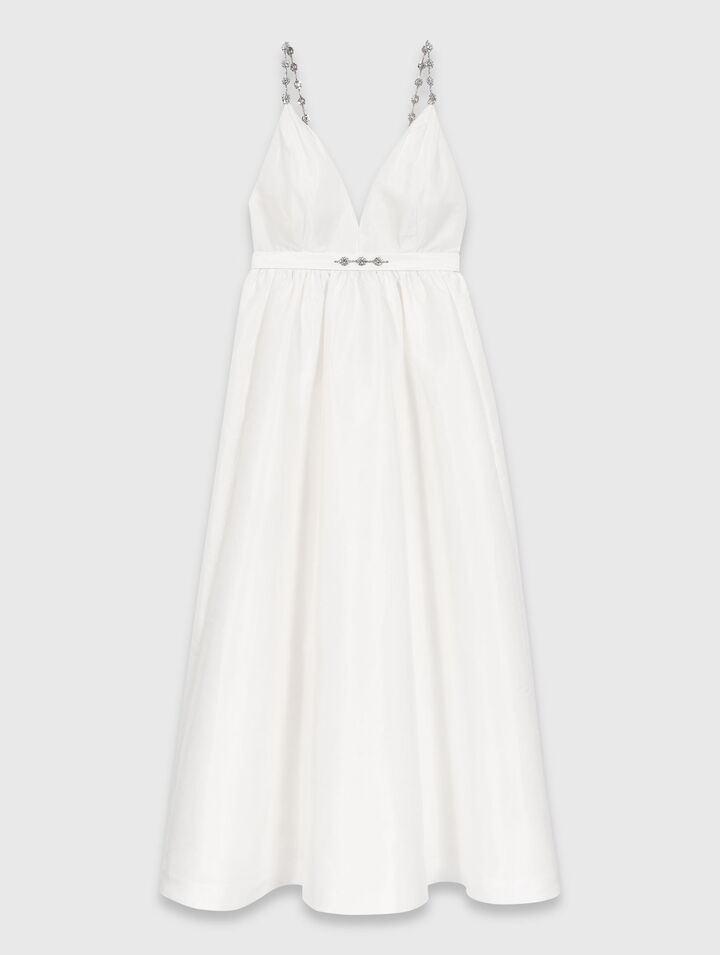 Robe longue en taffetas et bijoux