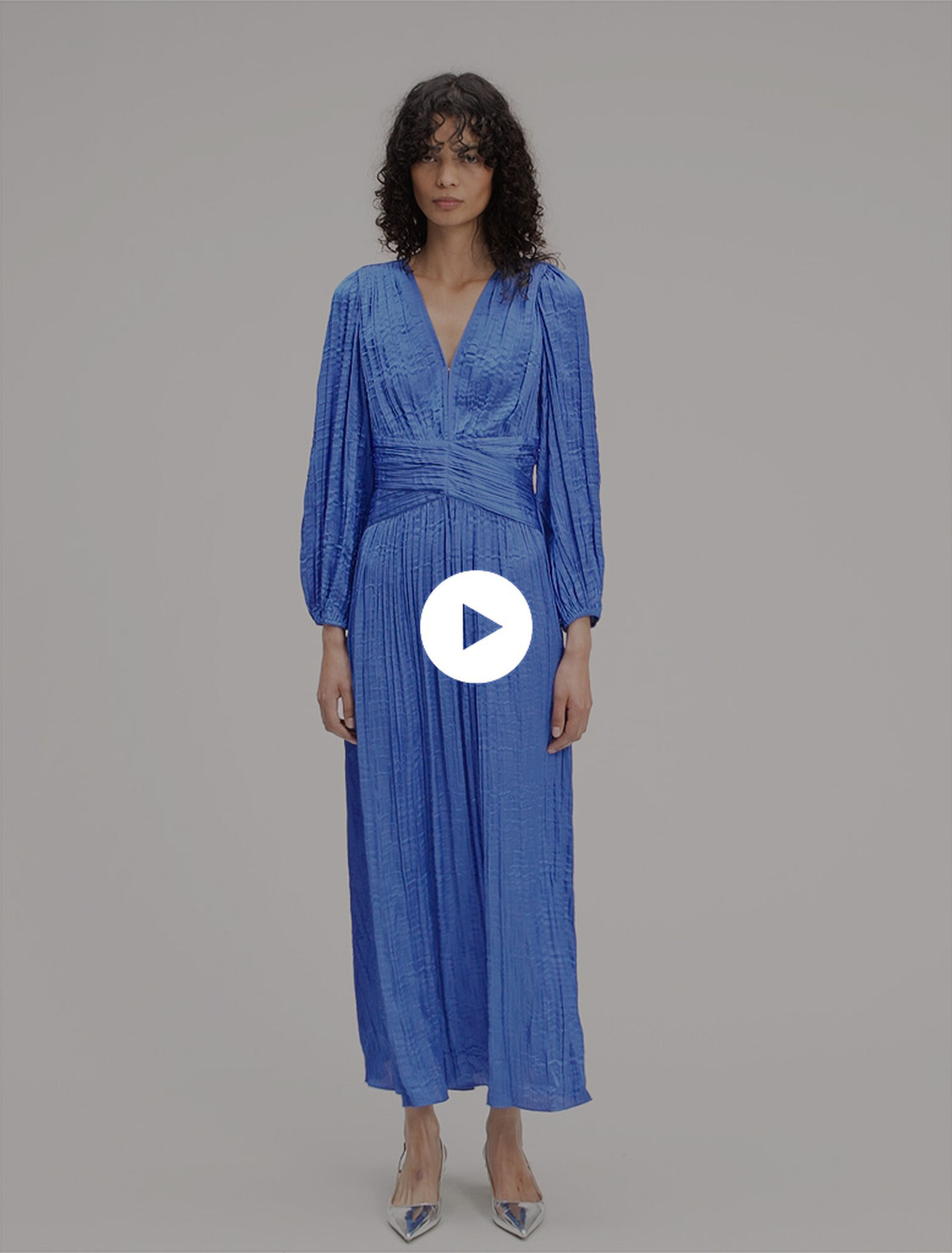 Robe longue satinée plissée