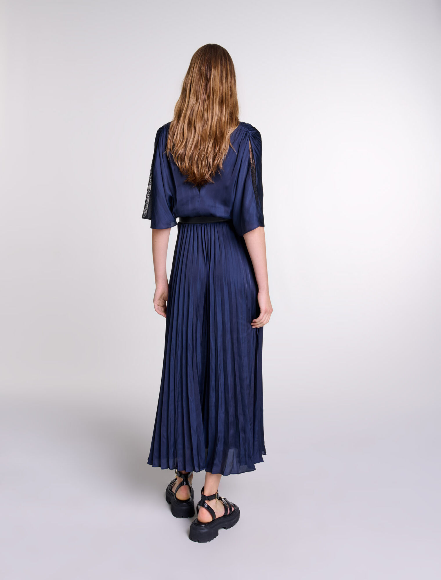Robe longue plissée avec dentelle